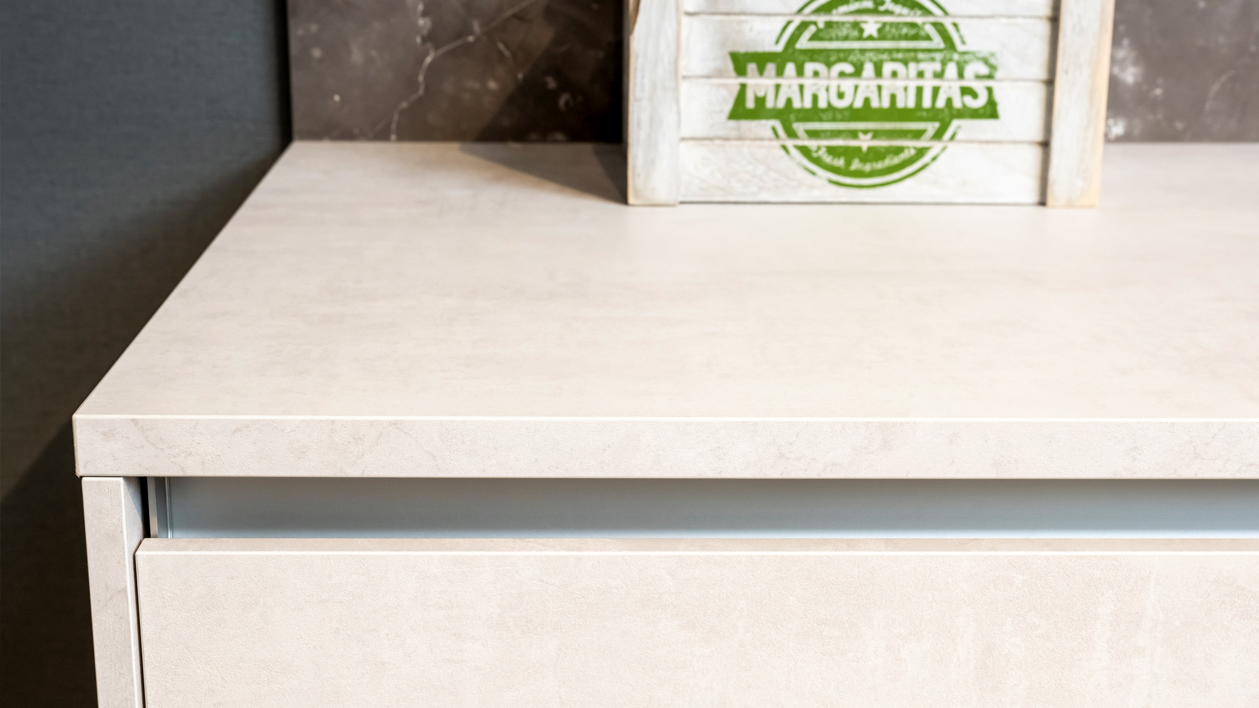 Grifflose, minimalistische Inselküche "Base" von Express