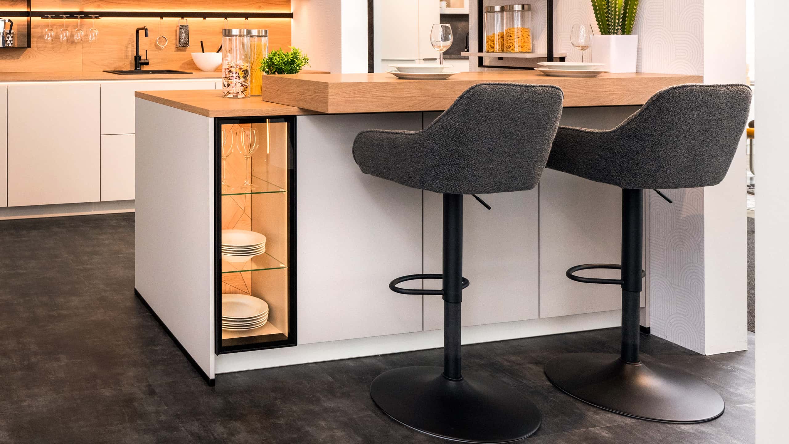 Moderne Inselküche "Softline" von Nobilia 