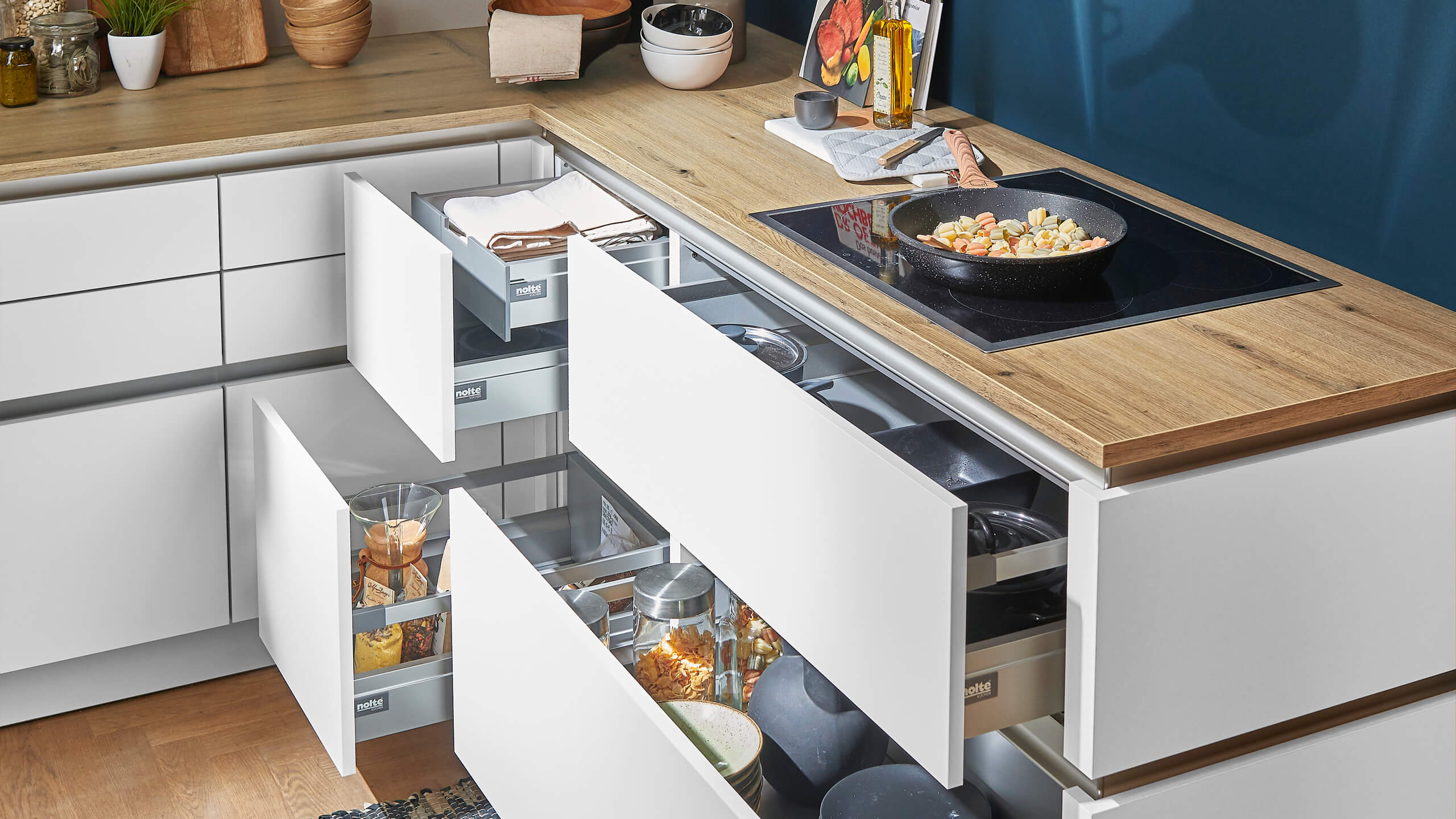 Grifflose Familienküche "Manhattan" in U-Form von Nolte 