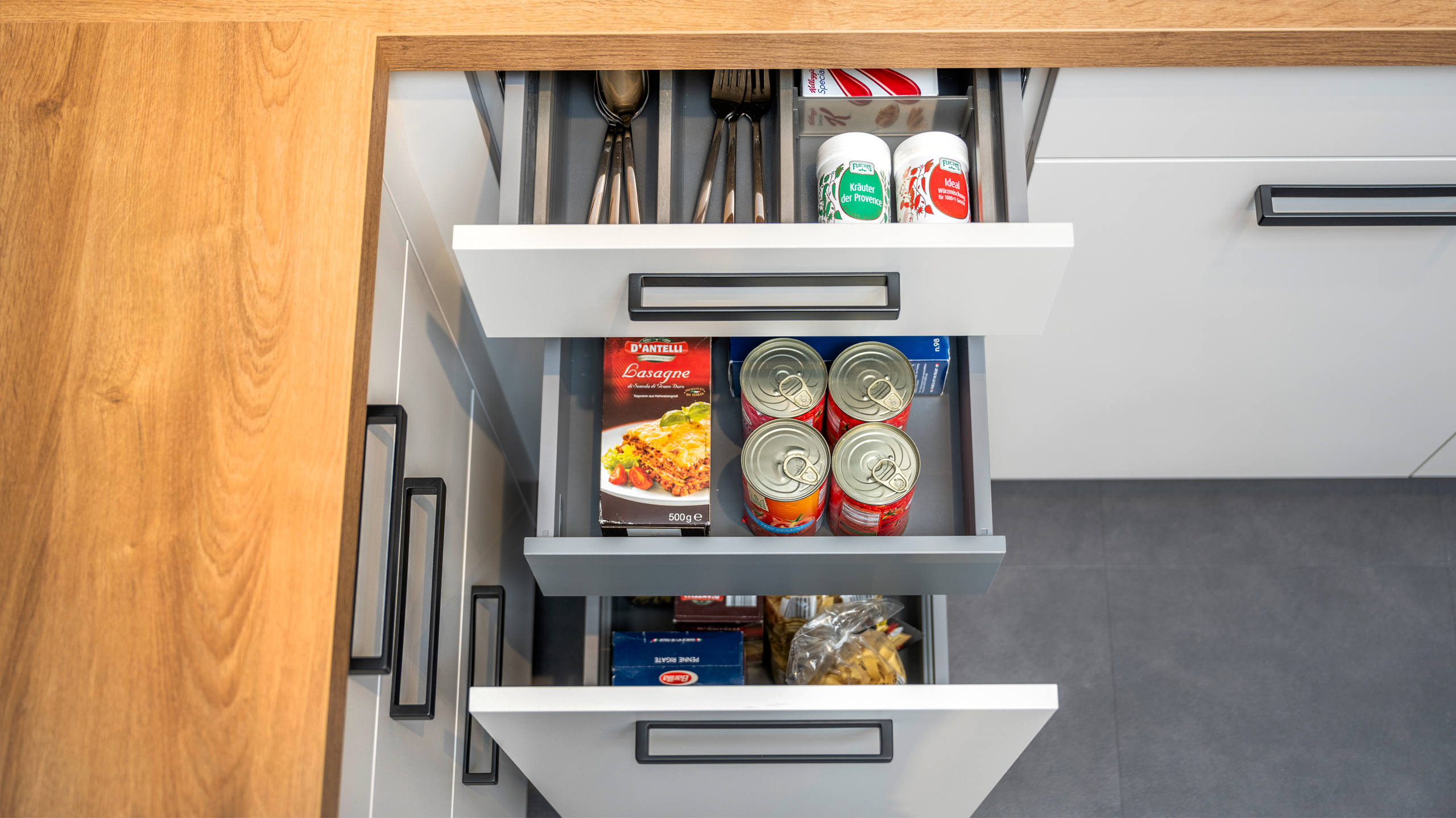 Moderne, übersichtliche L-Küche Modell  Base von Wert Küche