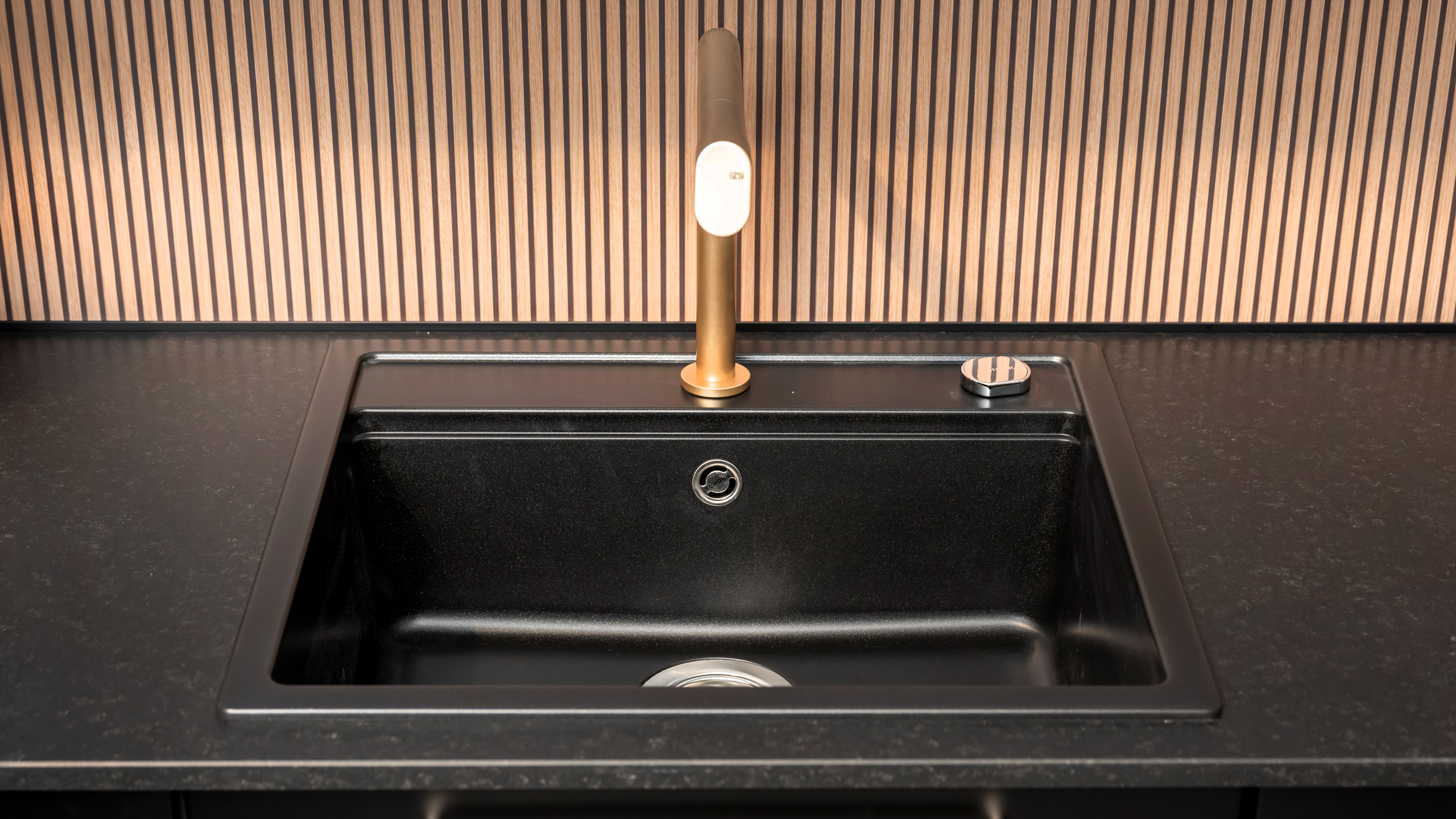 Moderne Inselküche im Stilmix "Sylt und StoneArt" von Culineo