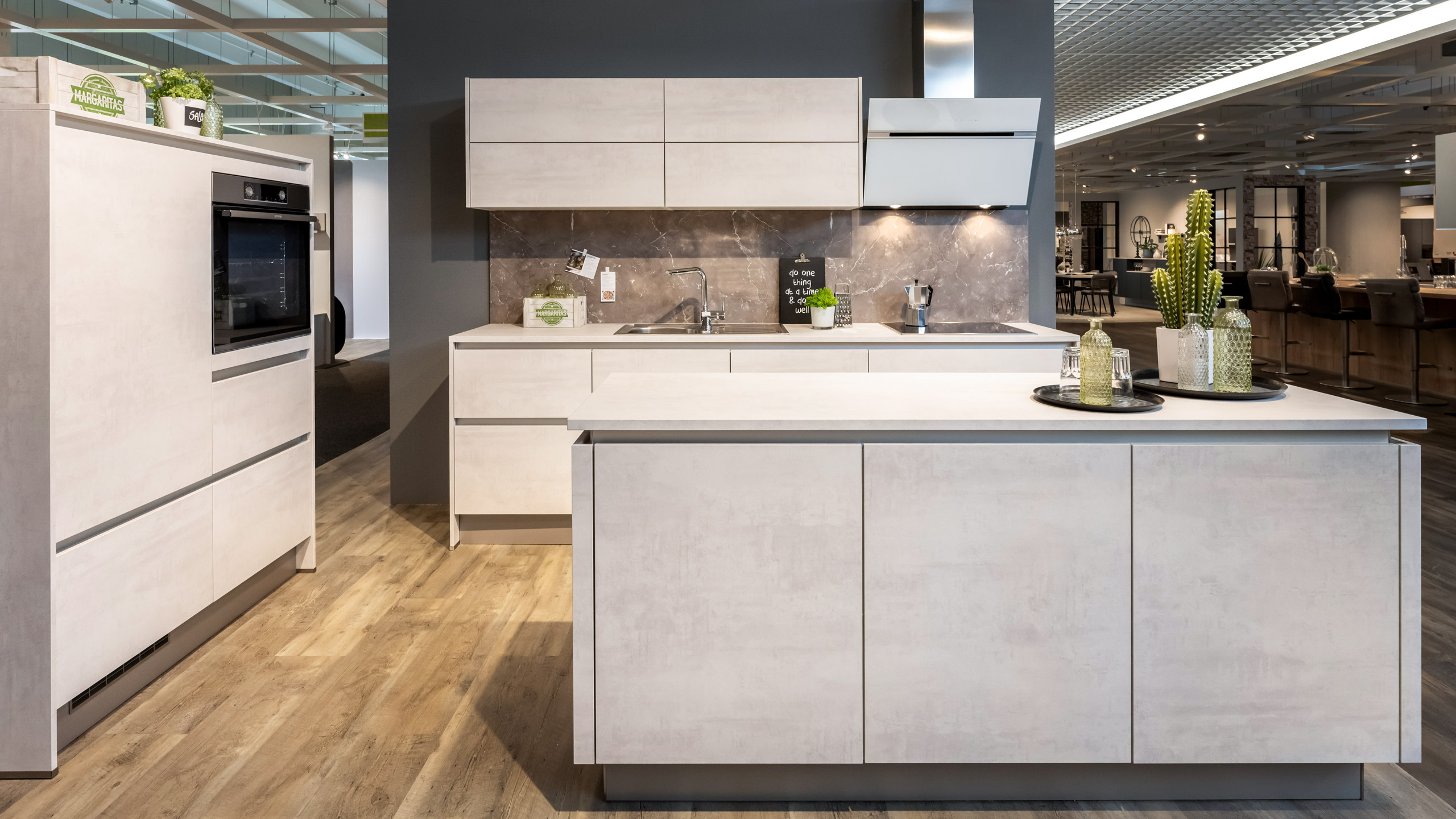 Grifflose, minimalistische Inselküche "Base" von Express