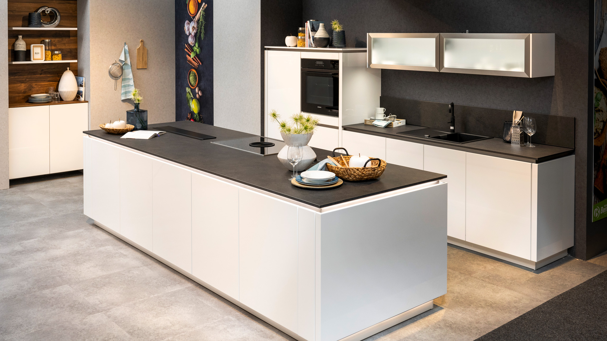 Grifflose Designküche "Lux" mit großer Insel  von Nobilia 