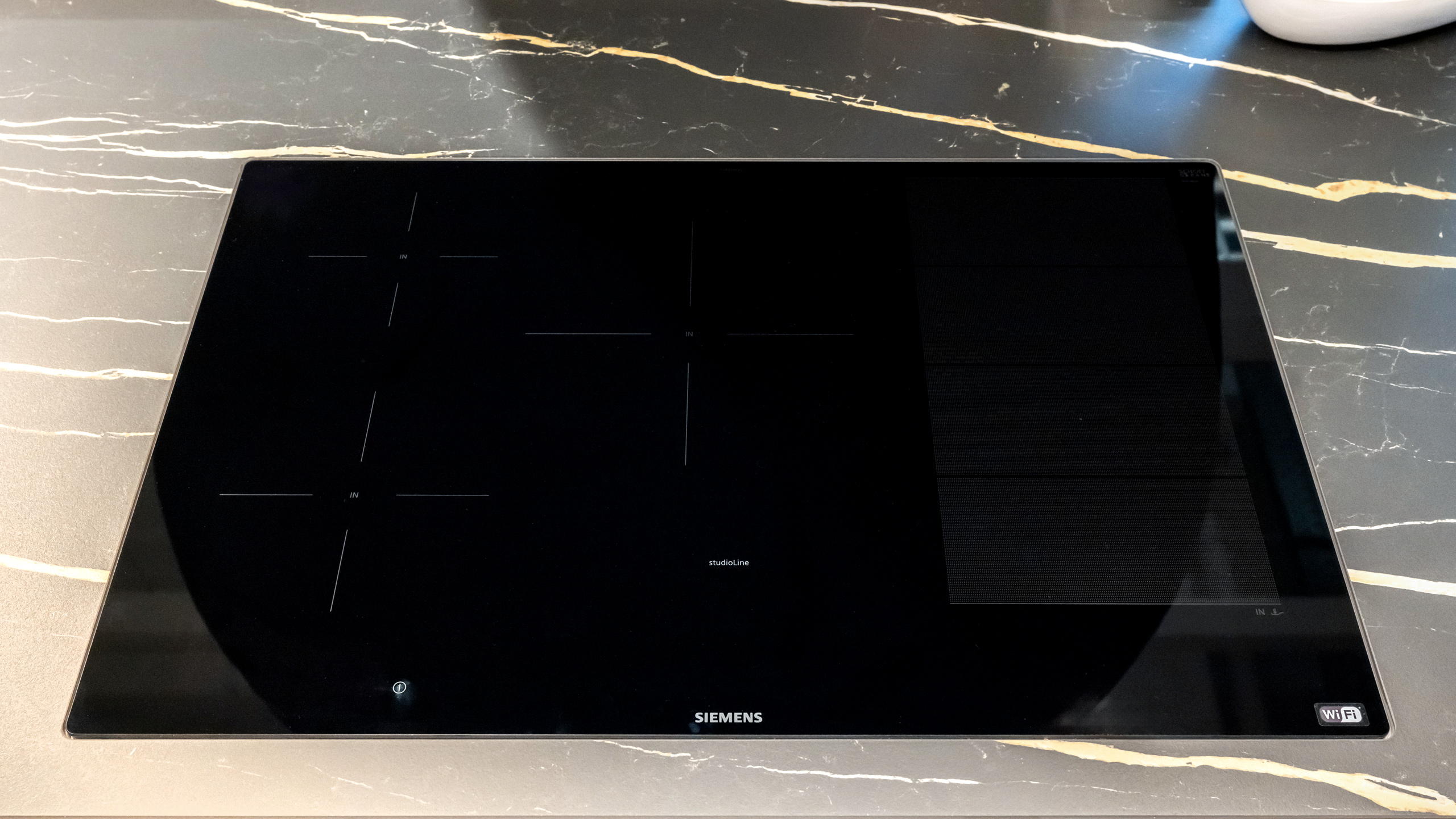 Grifflose Designküche "Easytouch" mit Insel von Culineo 