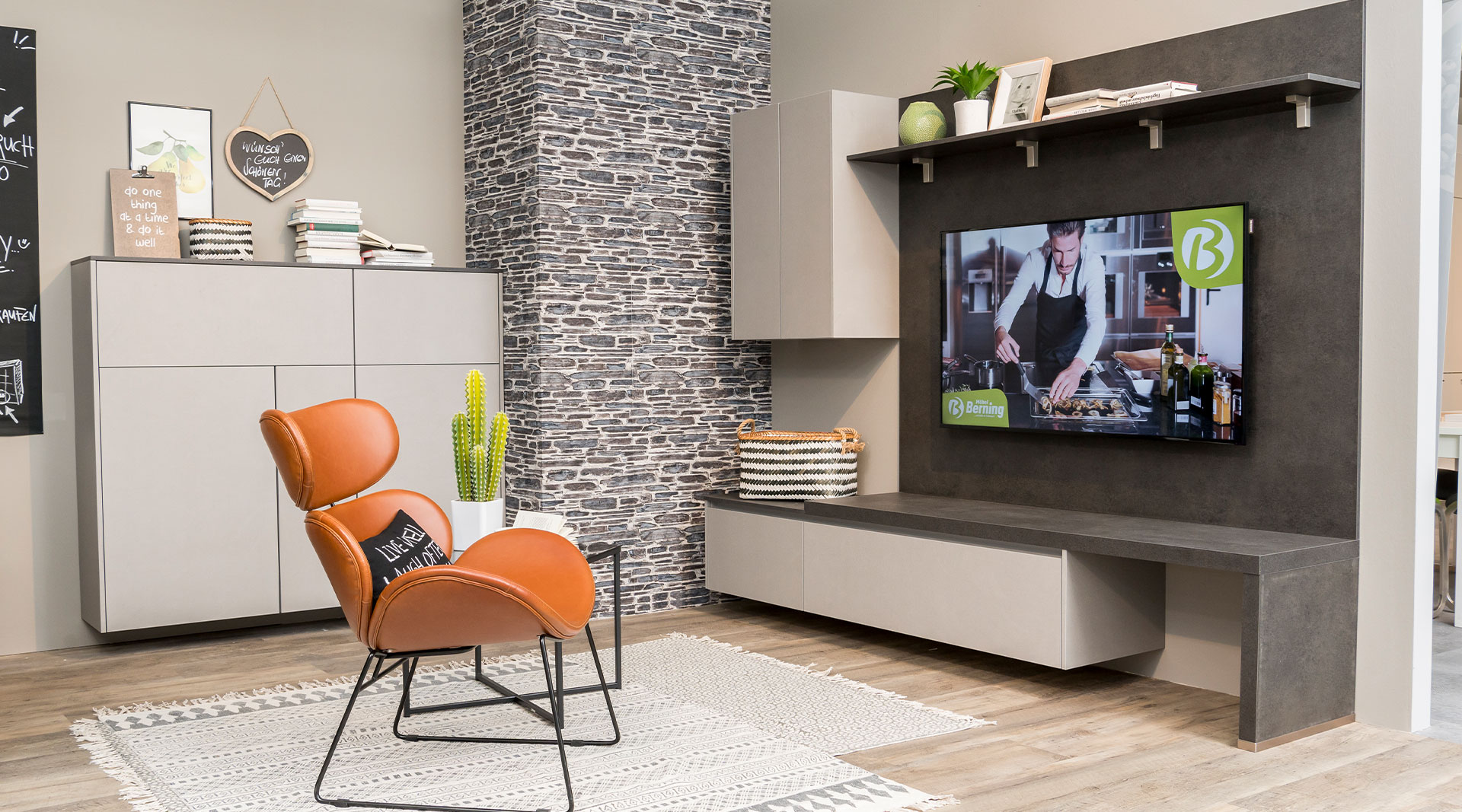 Platzbietende U-Küche mit passenden Wohnmöbeln "Cemento" von Nobilia