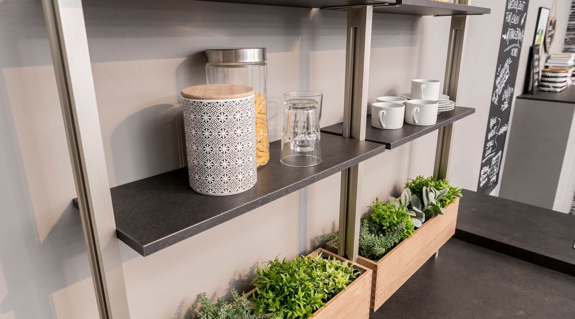 Platzbietende U-Küche mit passenden Wohnmöbeln "Cemento" von Nobilia