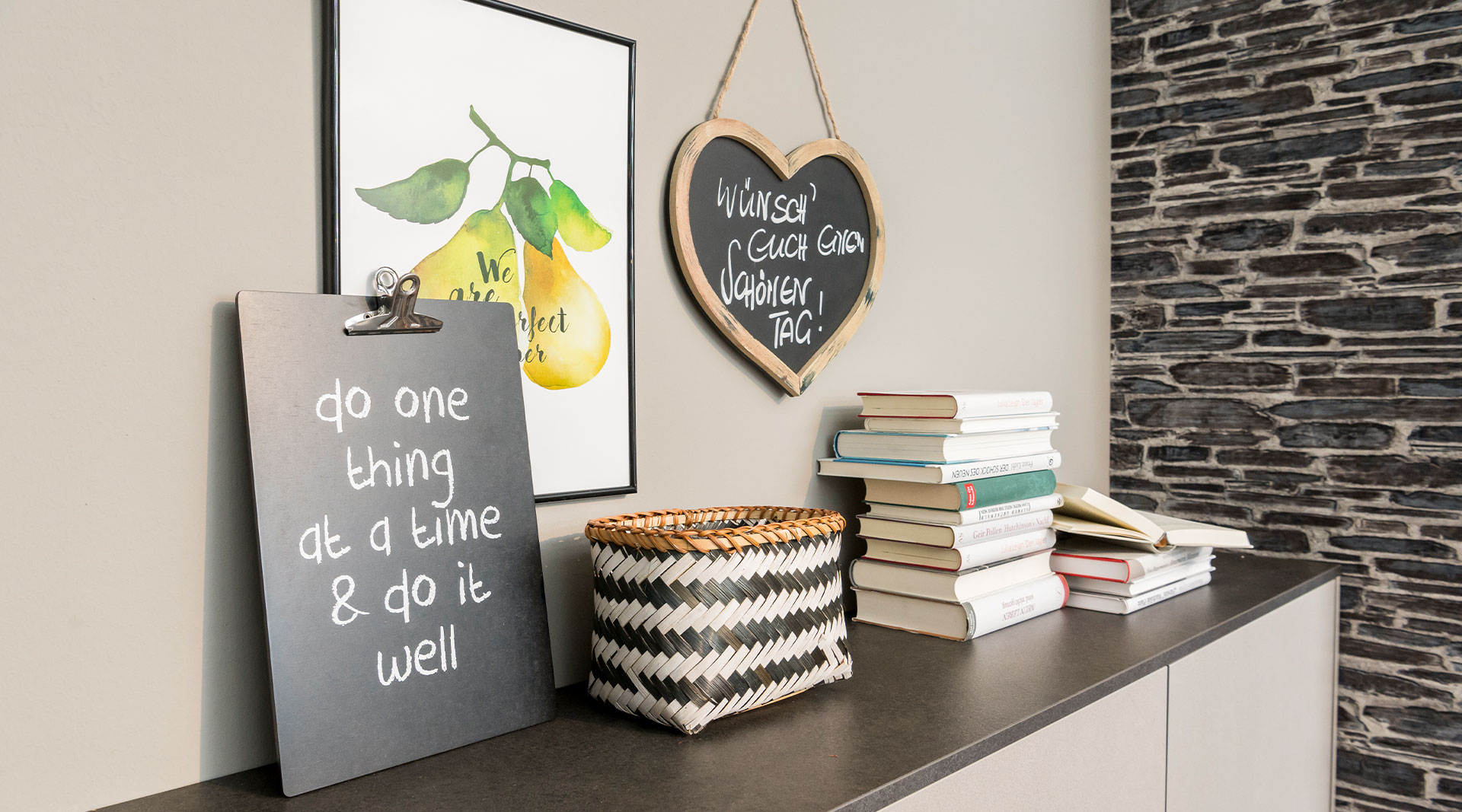 Platzbietende U-Küche mit passenden Wohnmöbeln "Cemento" von Nobilia