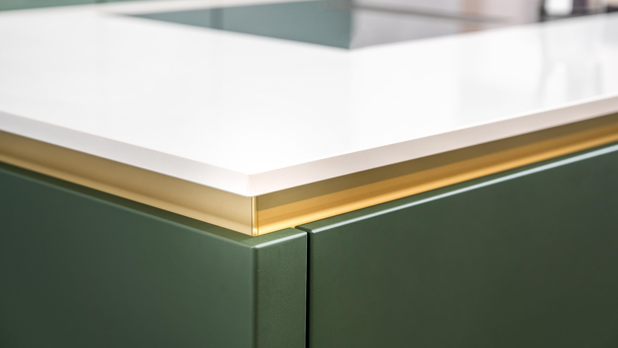 Grifflose Eyecatcherküche mit Insel "Siena" von Wert Küche