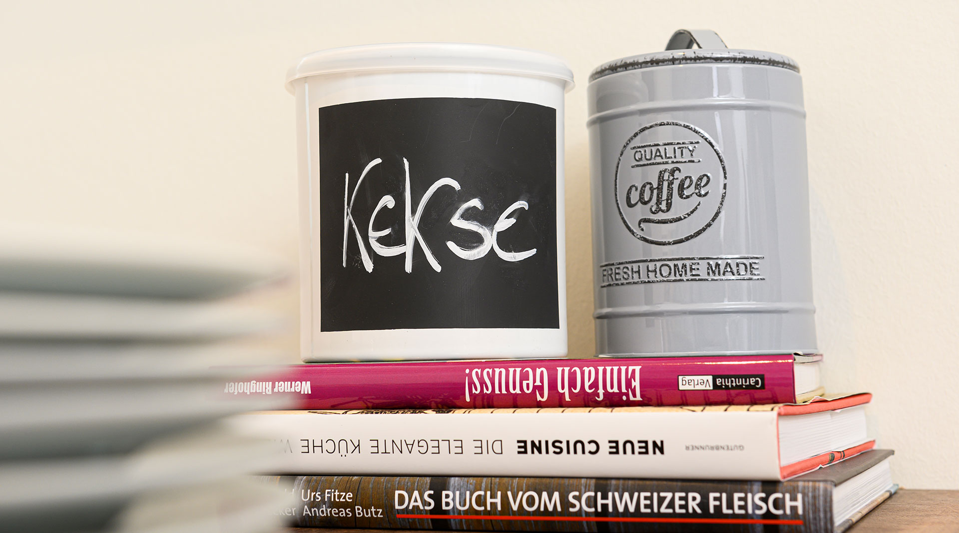 Moderne, Funktionelle L-Küche mit Sitzgelegenheit "Nora" von Wert Küche 