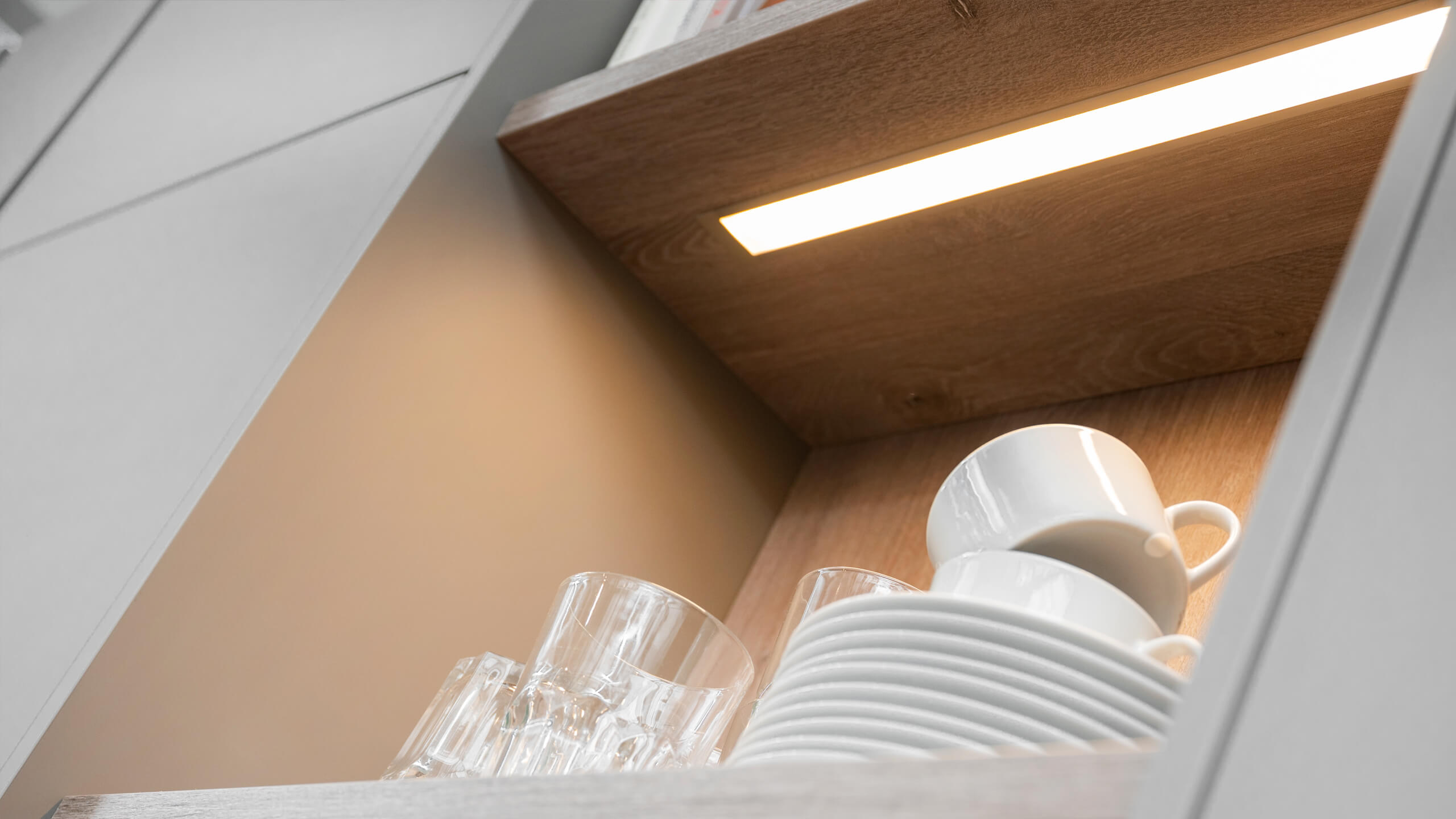 Moderne, grifflose Inselküche "Easytouch" von Nobilia 