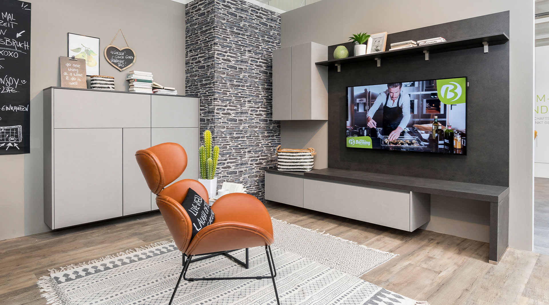 Platzbietende U-Küche mit passenden Wohnmöbeln "Cemento" von Nobilia