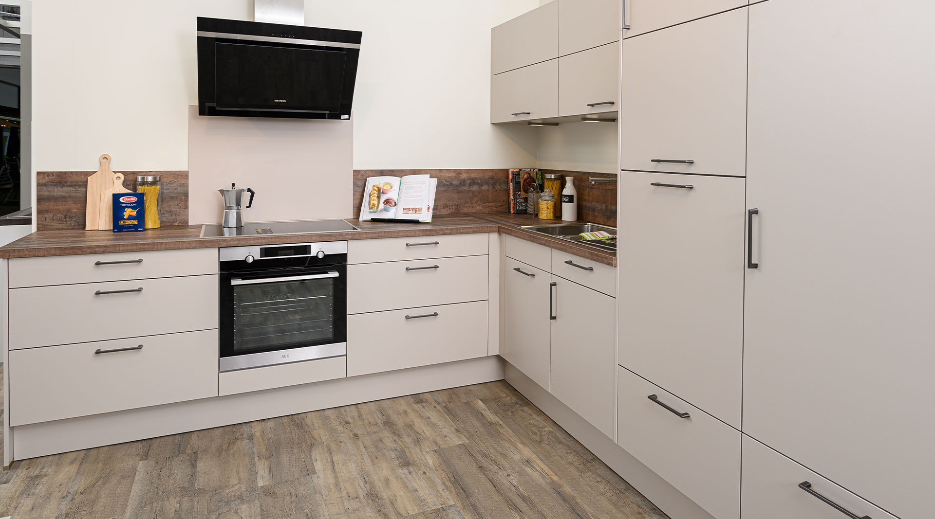 Moderne, Funktionelle L-Küche mit Sitzgelegenheit "Nora" von Wert Küche 