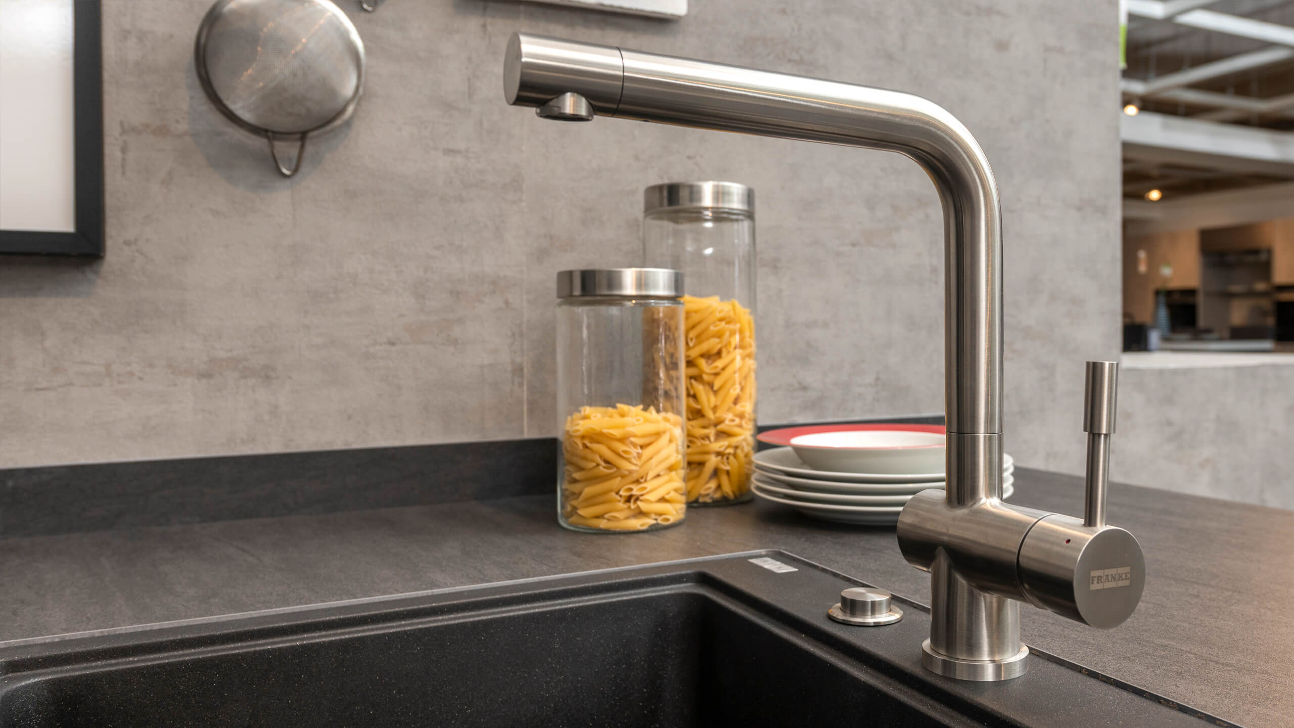 Stilvolle Inselküche "Fino Matt" von Wert Küche