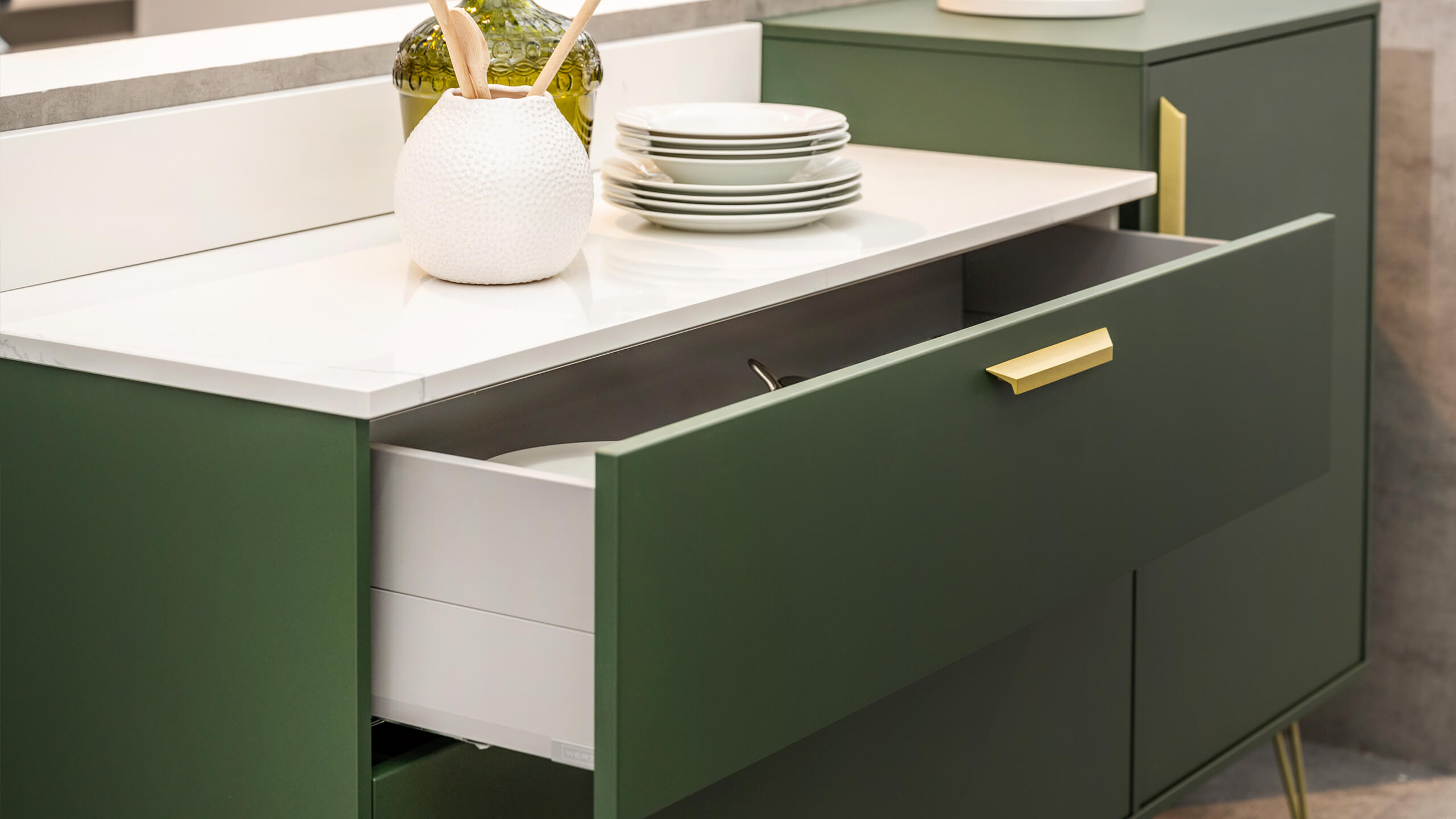 Grifflose Eyecatcherküche mit Insel "Siena" von Wert Küche