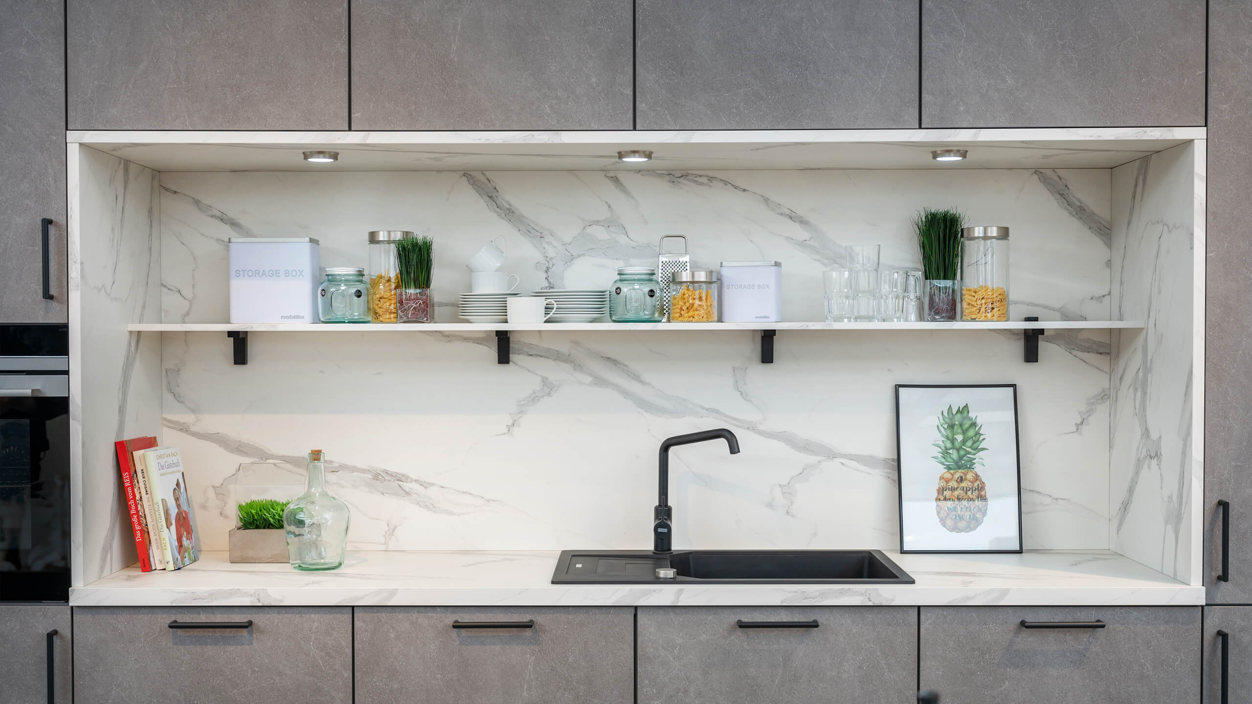 Moderne, helle Inselküche "Stone Art" von Nobilia 