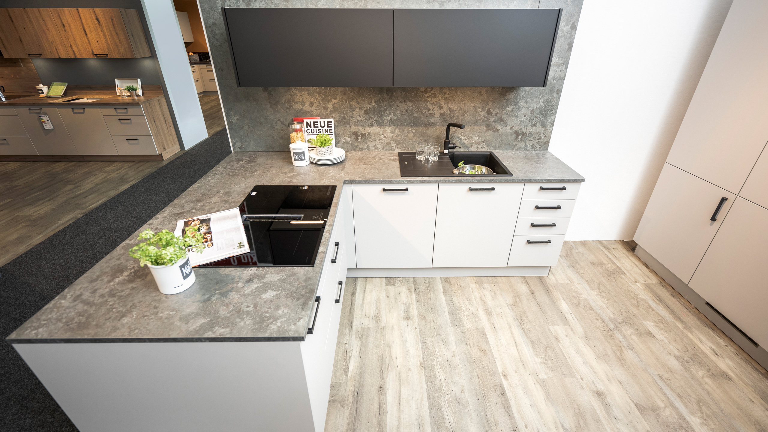 Stauraumreiche Küche "Clean" von Express