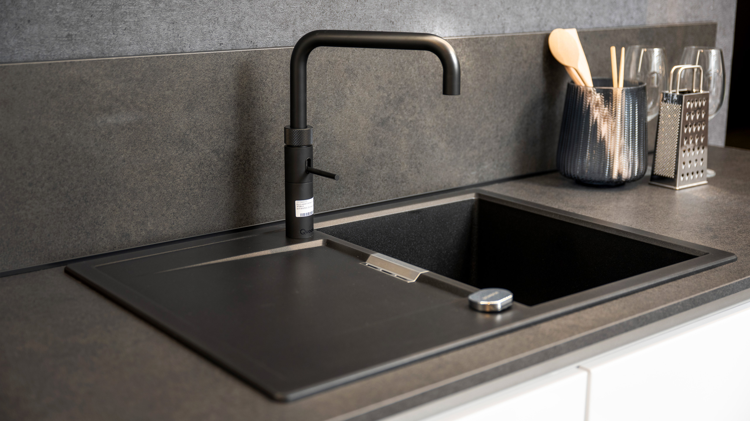 Grifflose Designküche "Lux" mit großer Insel  von Nobilia 