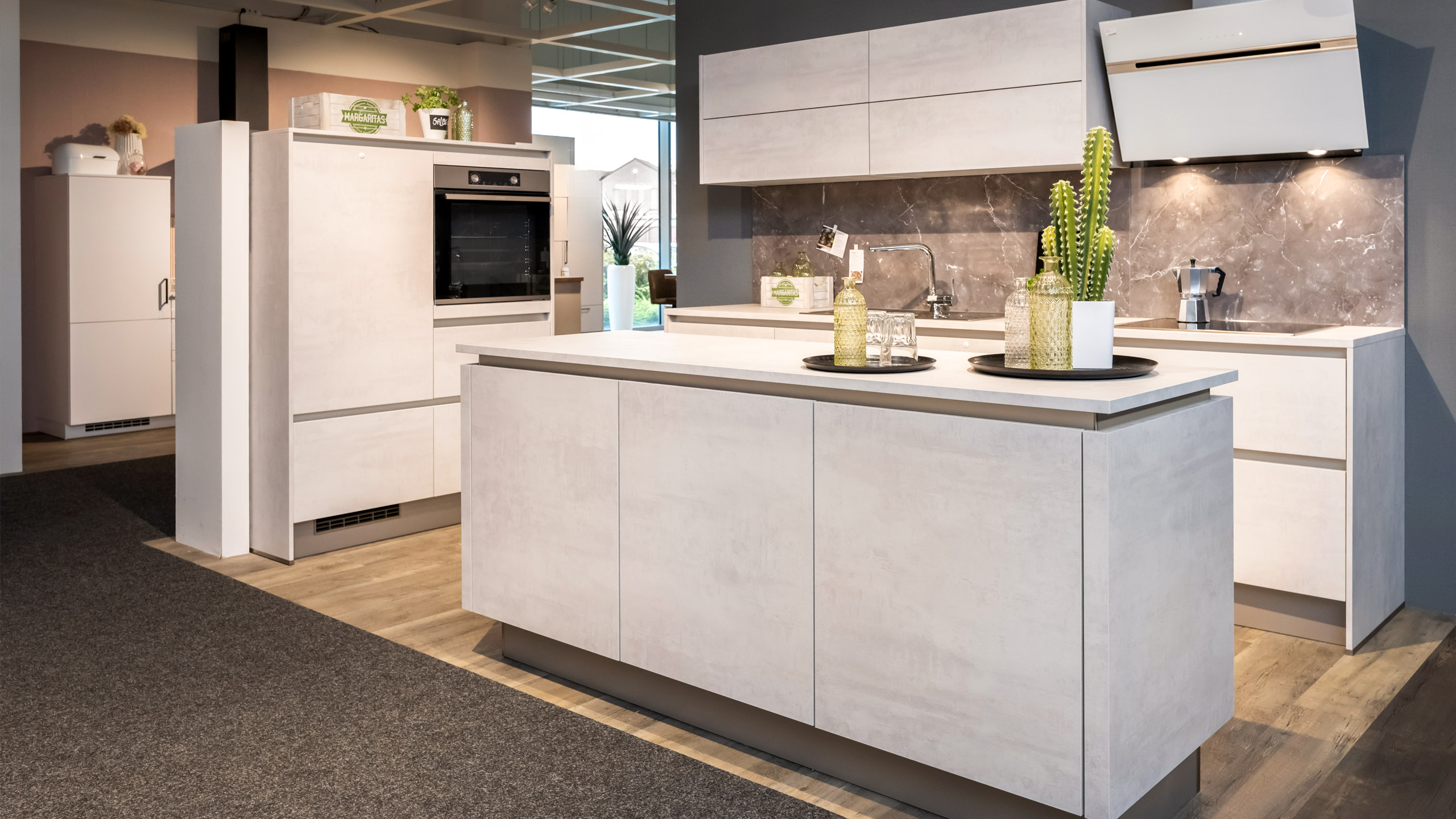 Grifflose, minimalistische Inselküche "Base" von Express