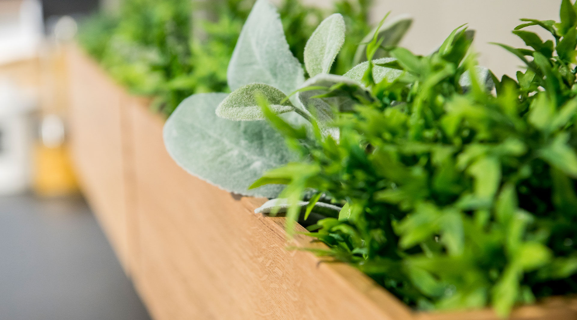 Platzbietende U-Küche mit passenden Wohnmöbeln "Cemento" von Nobilia