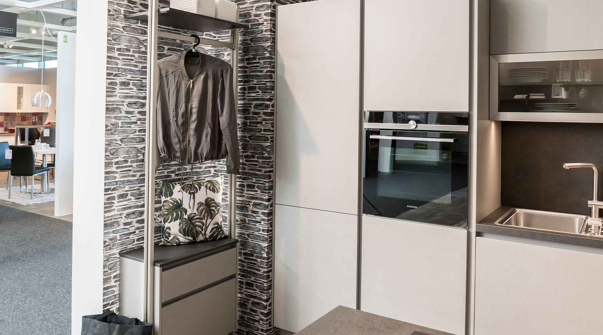 Platzbietende U-Küche mit passenden Wohnmöbeln "Cemento" von Nobilia