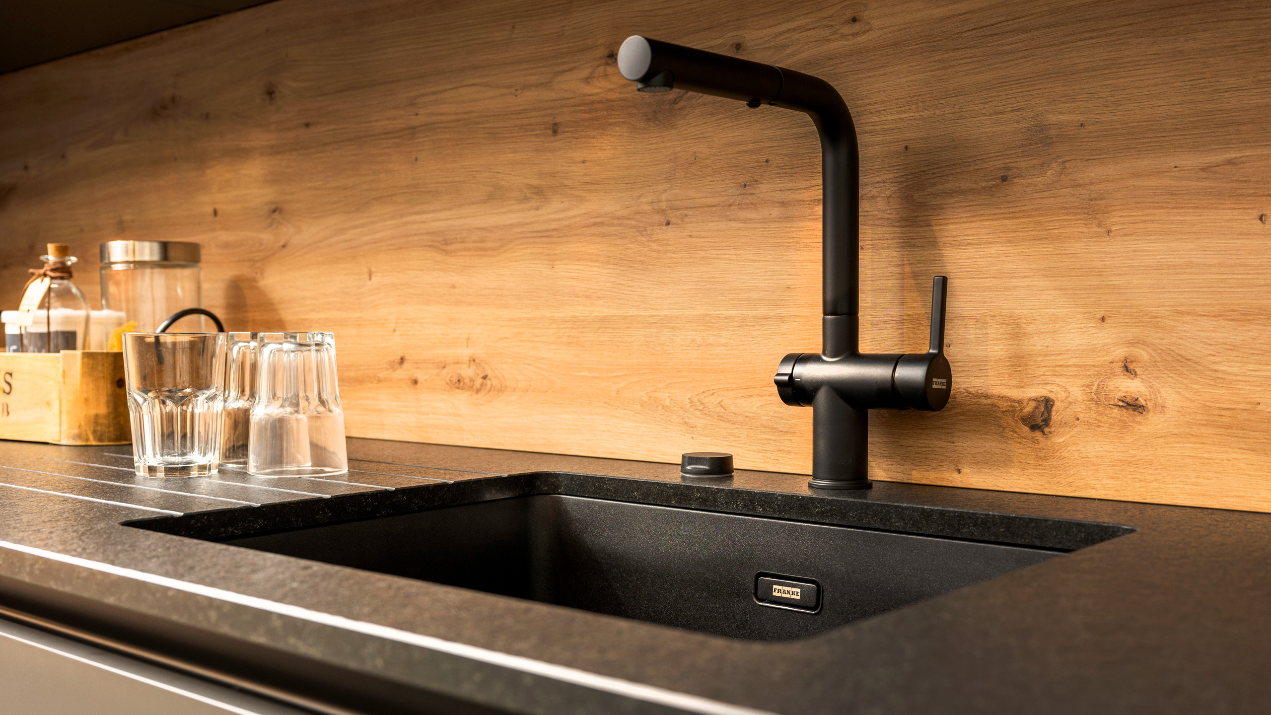 Moderne, stilvolle Inselküche Modell "Fino" von Wert Küche