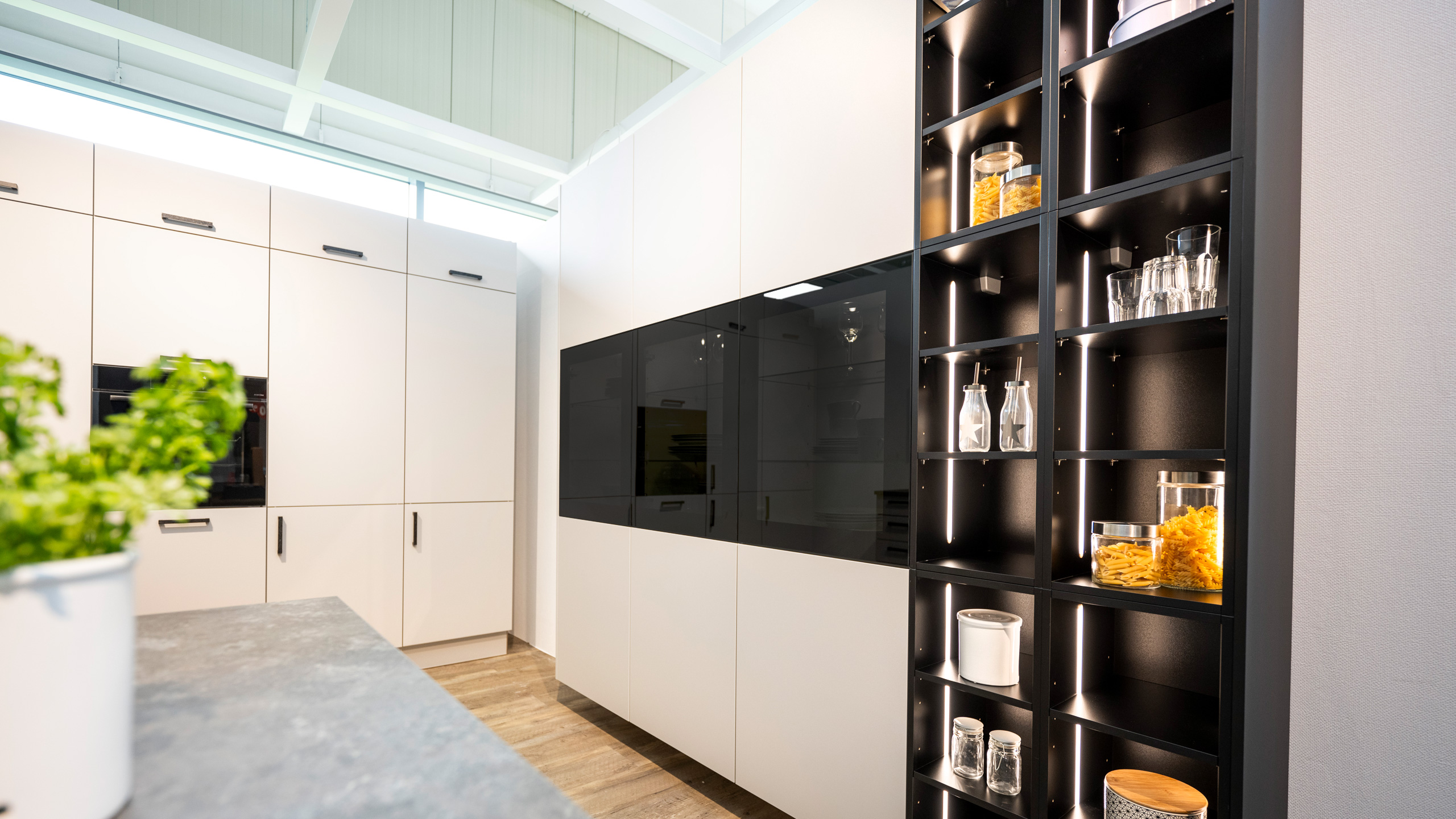 Stauraumreiche Küche "Clean" von Express