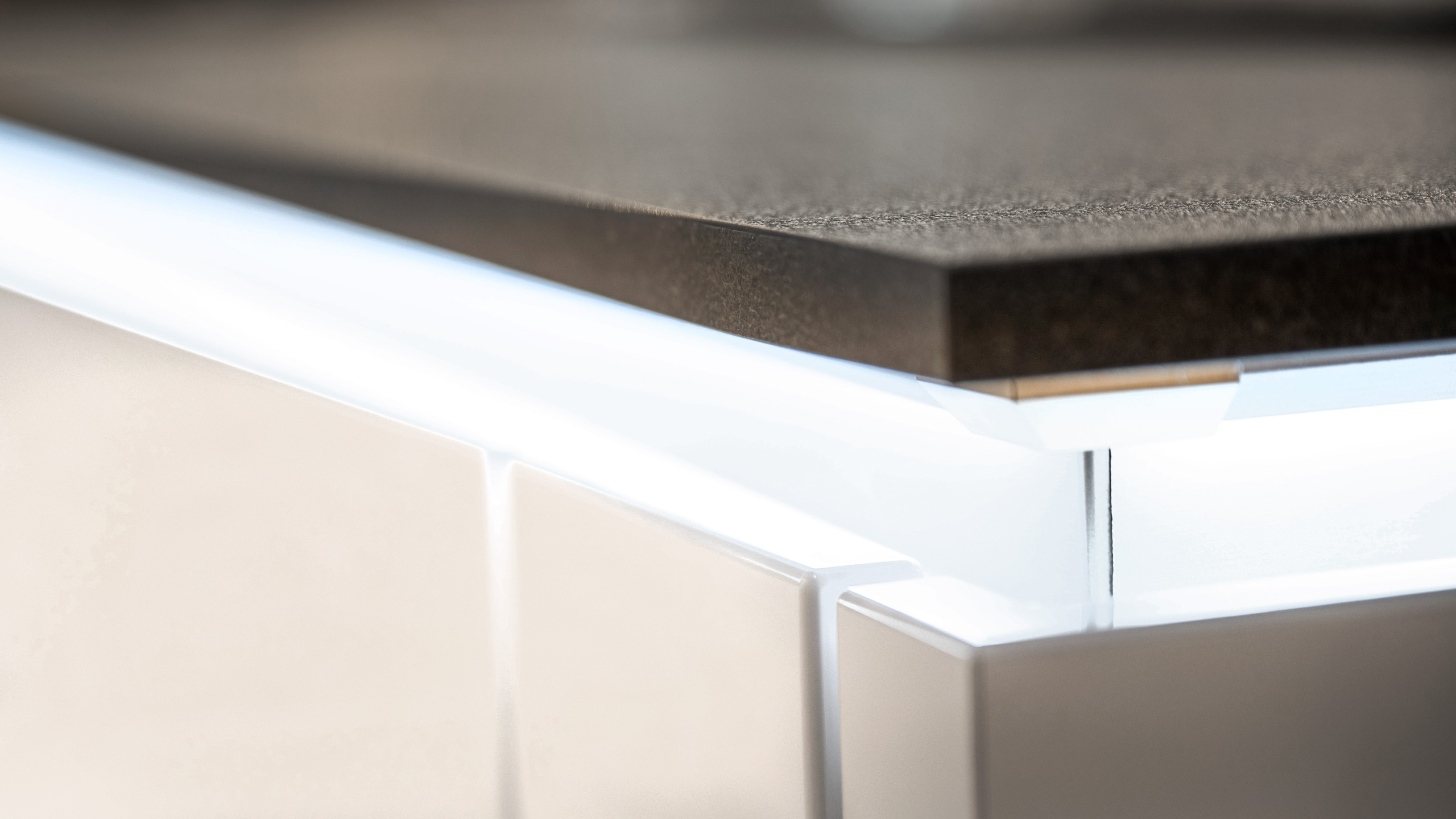 Grifflose Designküche "Lux" mit großer Insel  von Nobilia 