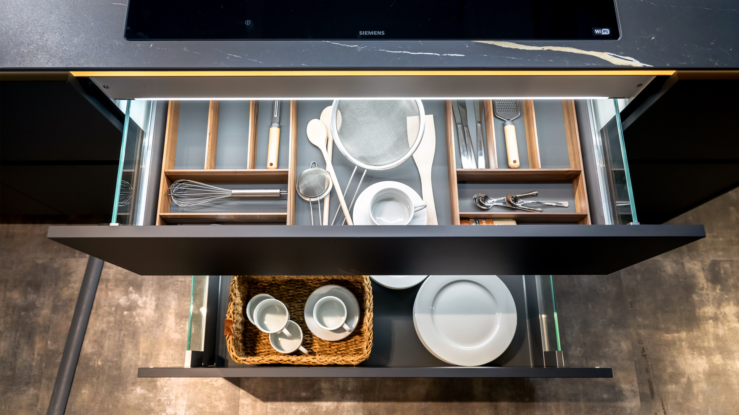 Grifflose Designküche "Easytouch" mit Insel von Culineo 