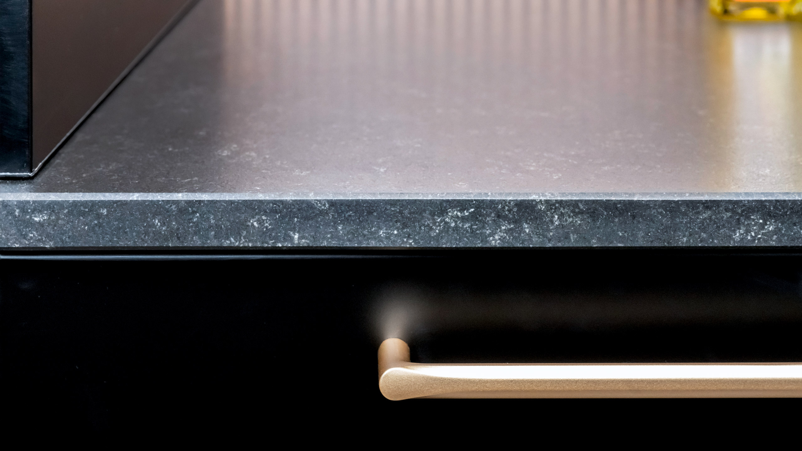 Moderne Inselküche im Stilmix "Sylt und StoneArt" von Culineo