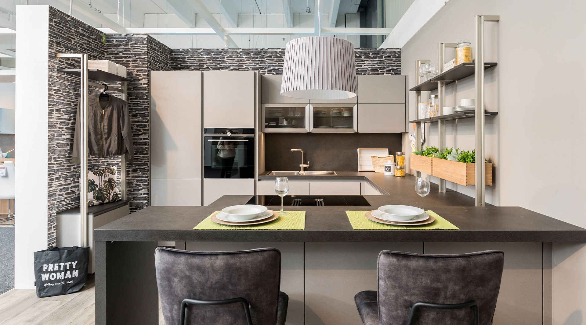 Platzbietende U-Küche mit passenden Wohnmöbeln "Cemento" von Nobilia