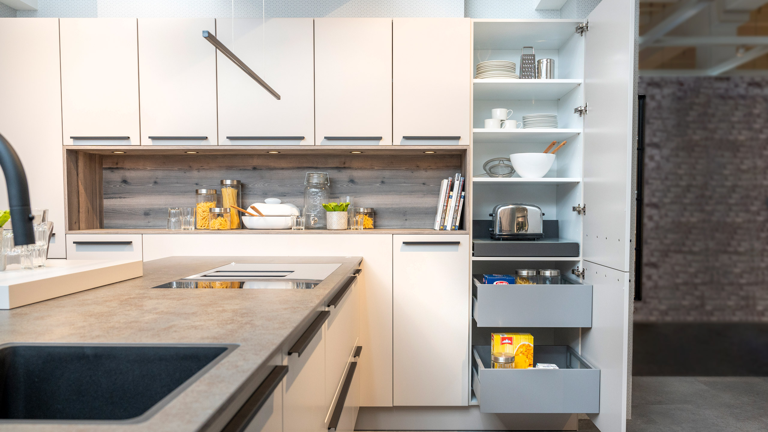 Großräumige, edle T-Küche "Siena" von Wert Küche