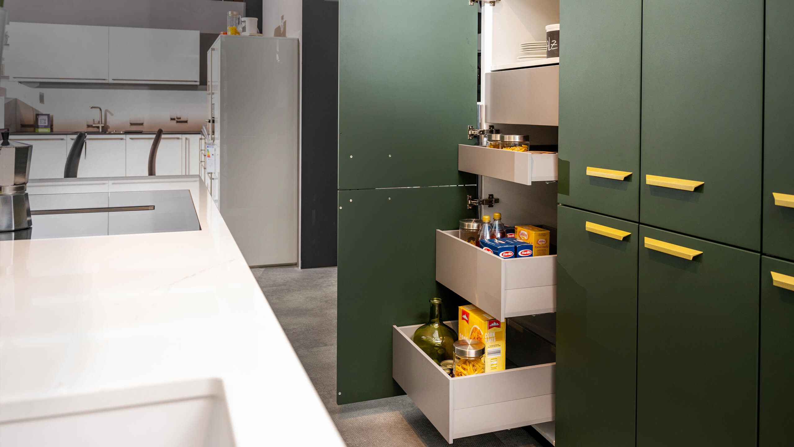 Grifflose Eyecatcherküche mit Insel "Siena" von Wert Küche