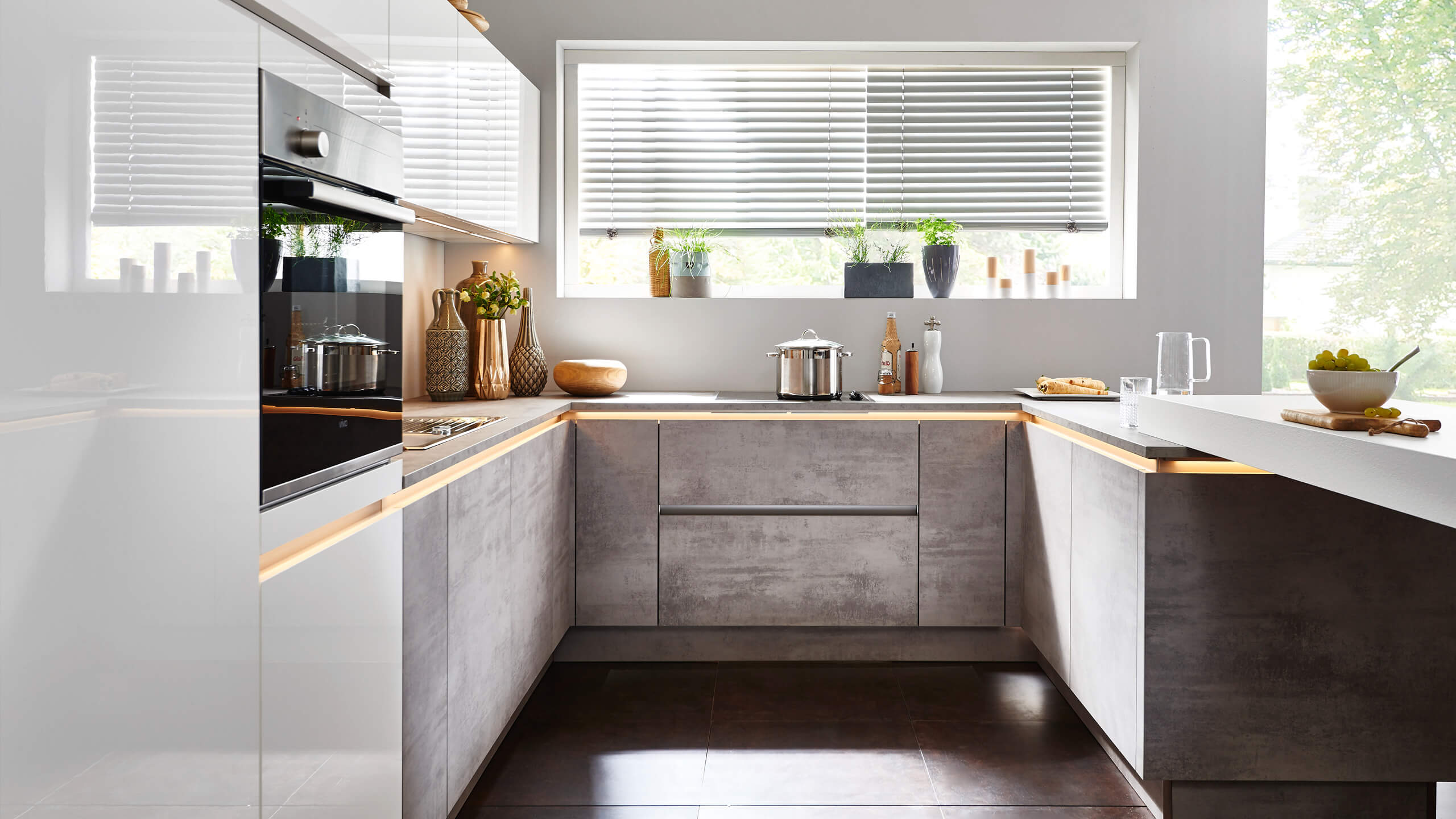 Grifflose Trendküche "Lux" in U-Form von Nolte