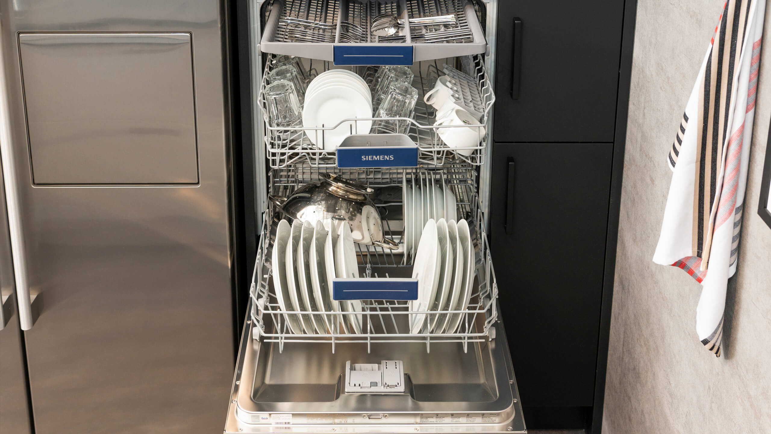 Stilvolle Inselküche "Fino Matt" von Wert Küche