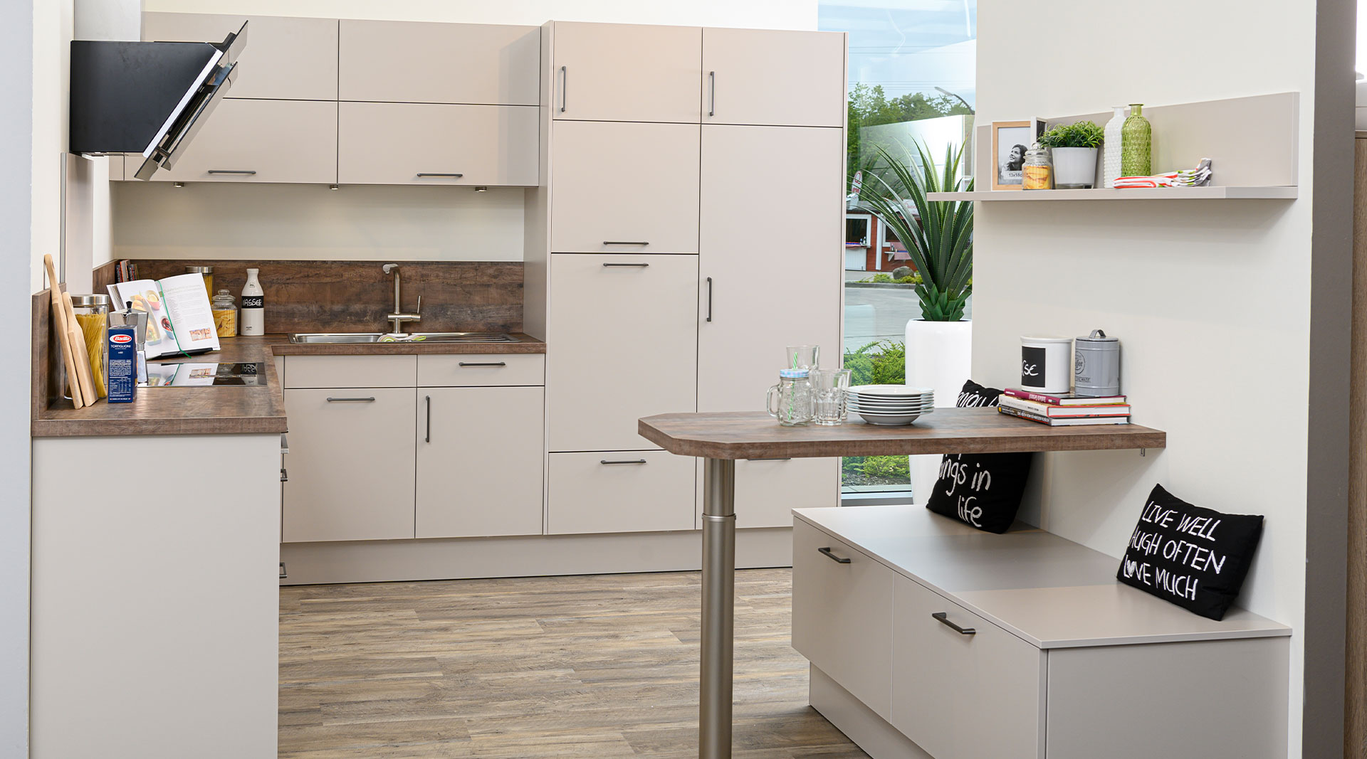 Moderne, Funktionelle L-Küche mit Sitzgelegenheit "Nora" von Wert Küche 