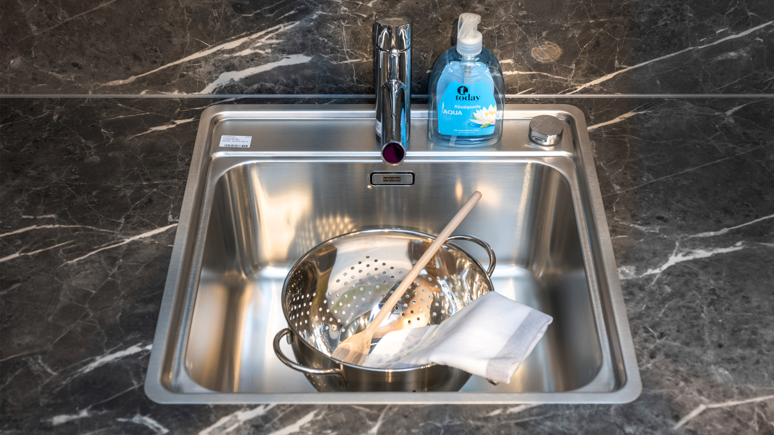 Moderner, geräumiger Hauswirtschaftsraum "Laser" von Nobilia 