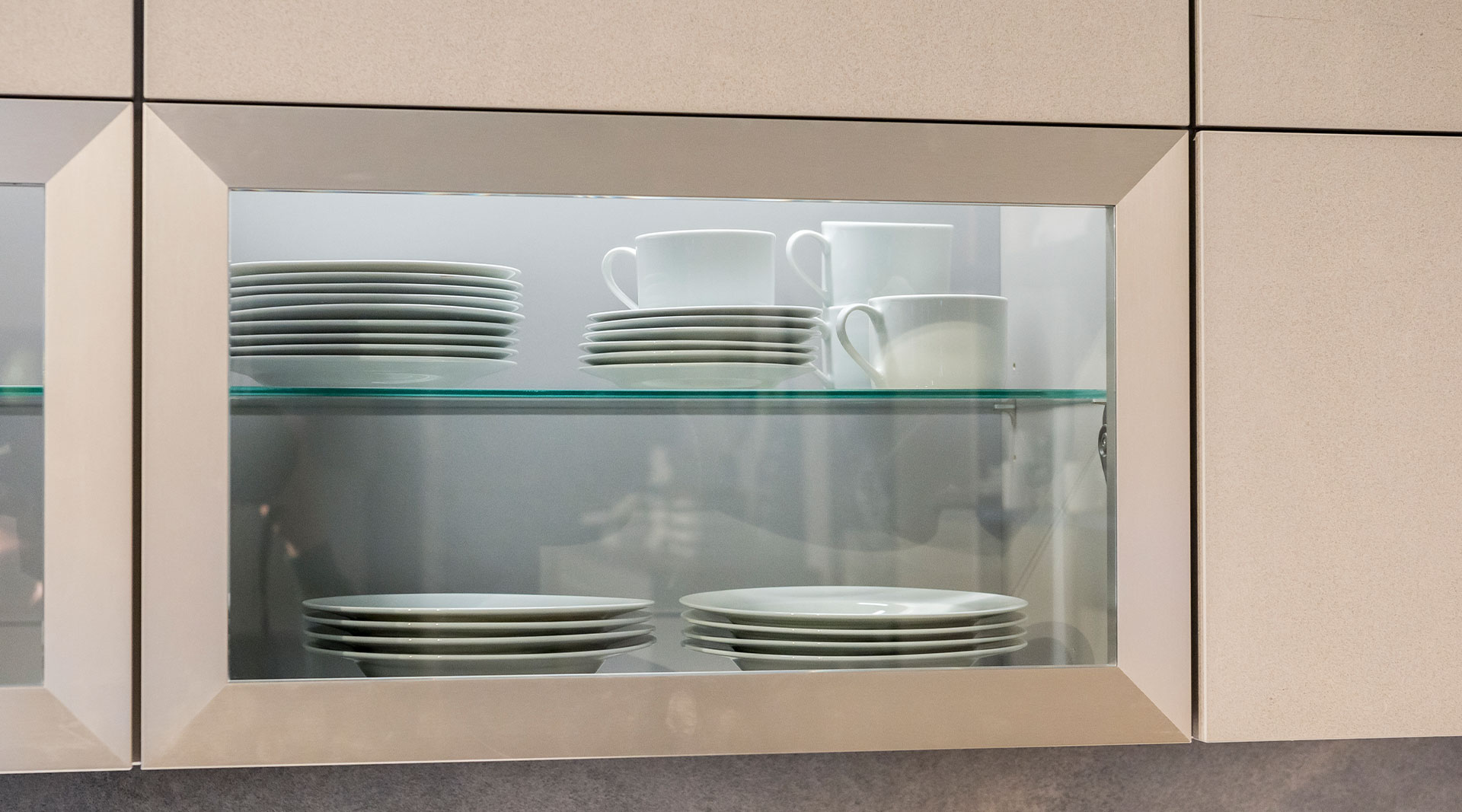 Platzbietende U-Küche mit passenden Wohnmöbeln "Cemento" von Nobilia