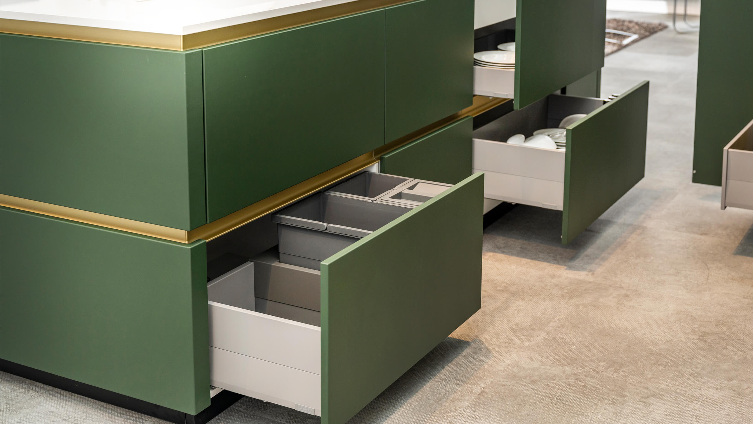 Grifflose Eyecatcherküche mit Insel "Siena" von Wert Küche