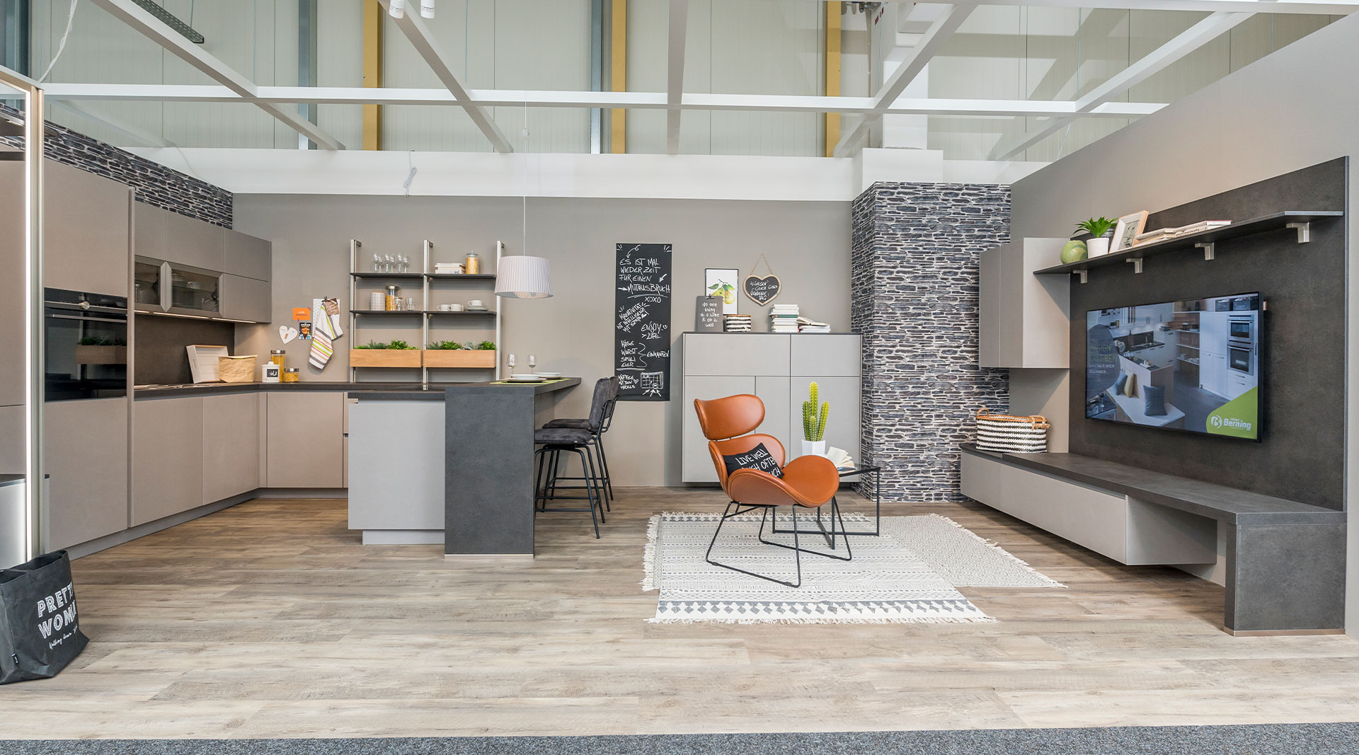 Platzbietende U-Küche mit passenden Wohnmöbeln "Cemento" von Nobilia