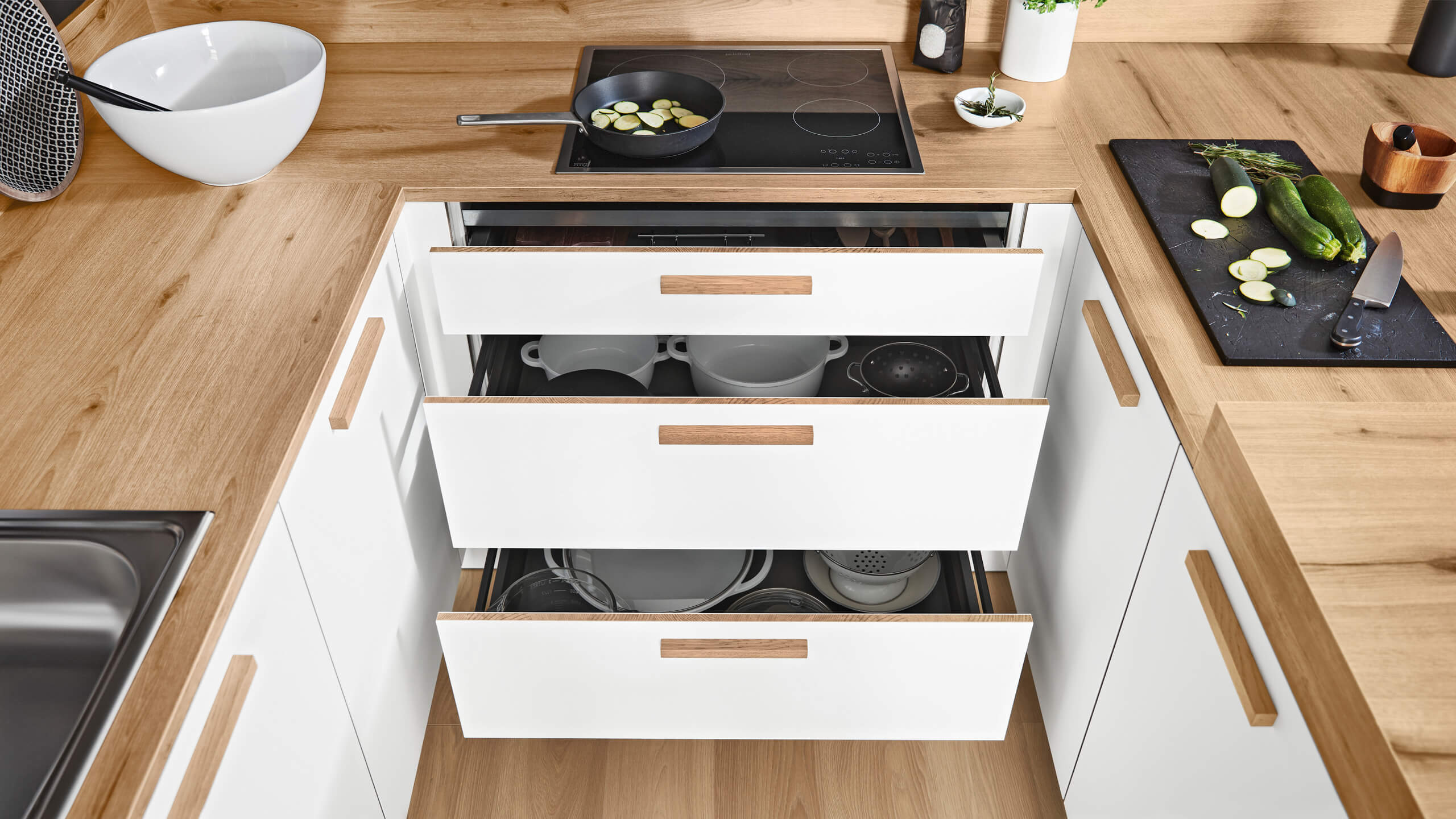 Familienküche "Serie 3043" in U-Form von Interliving