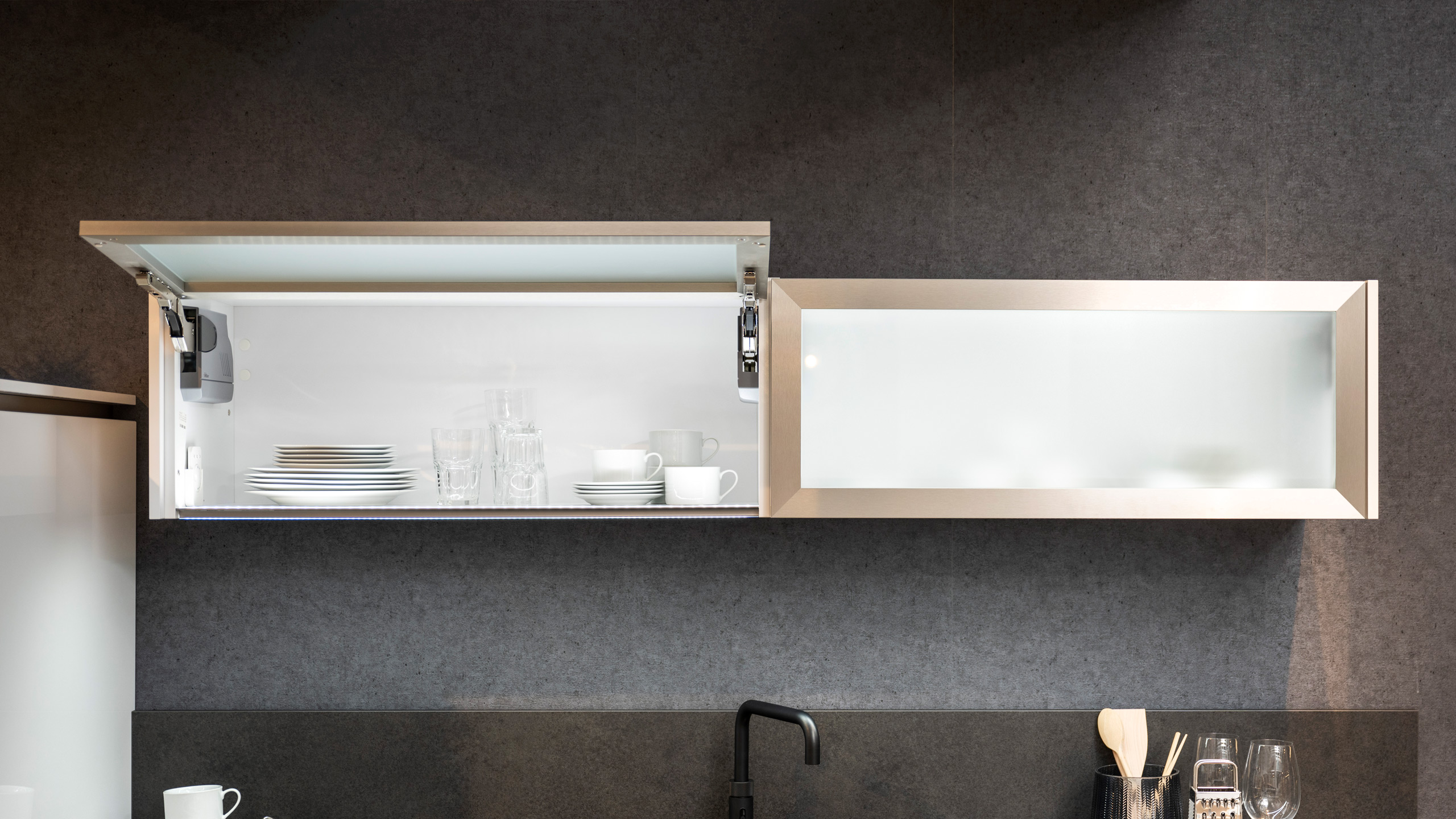 Grifflose Designküche "Lux" mit großer Insel  von Nobilia 