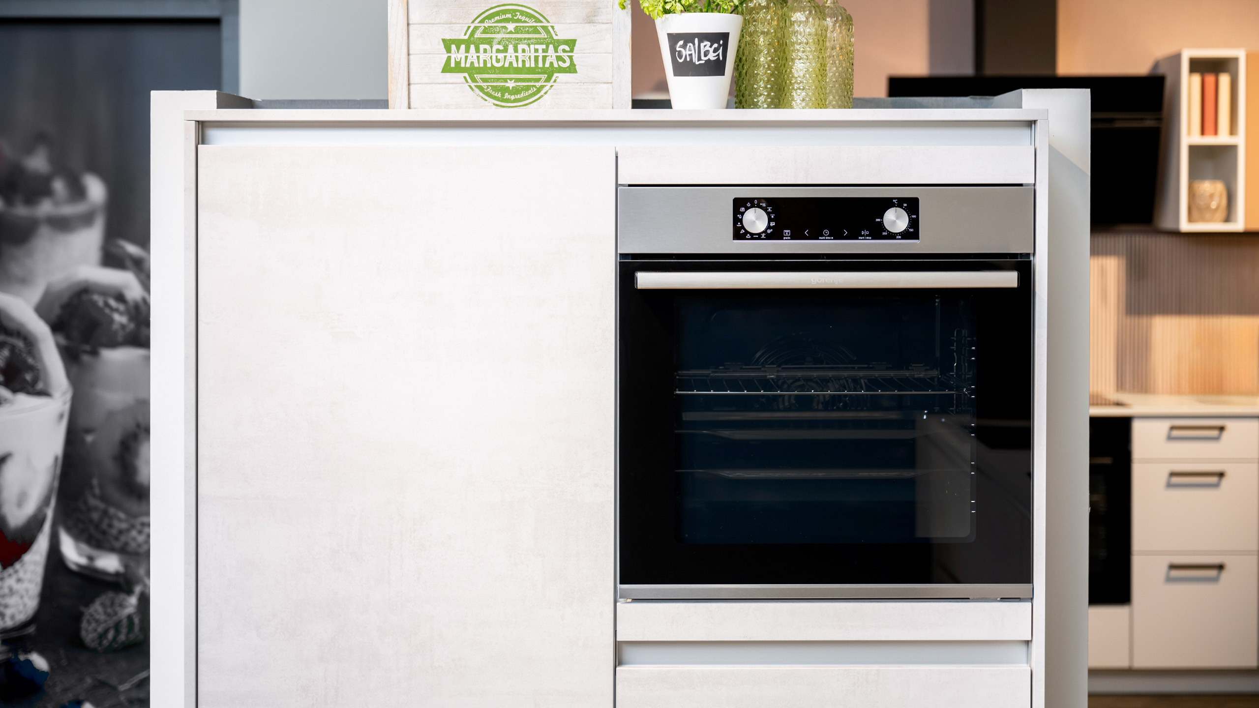 Grifflose, minimalistische Inselküche "Base" von Express