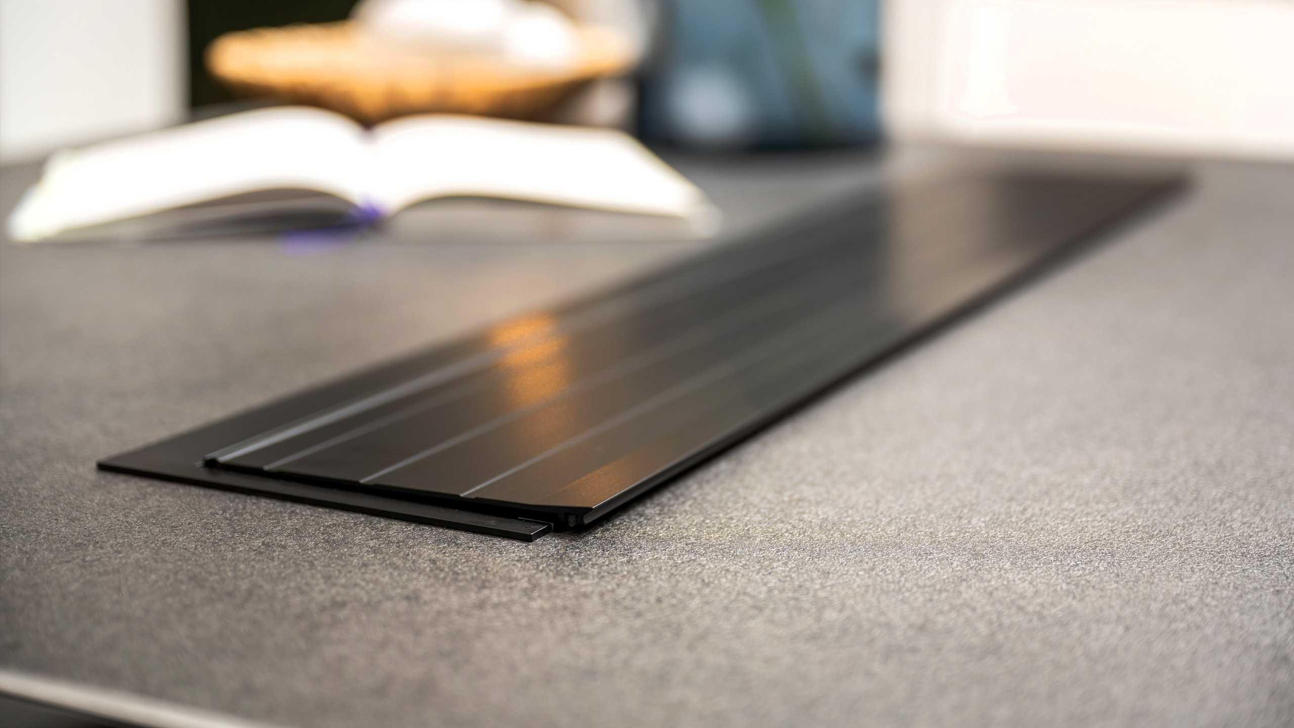 Grifflose Designküche "Lux" mit großer Insel  von Nobilia 