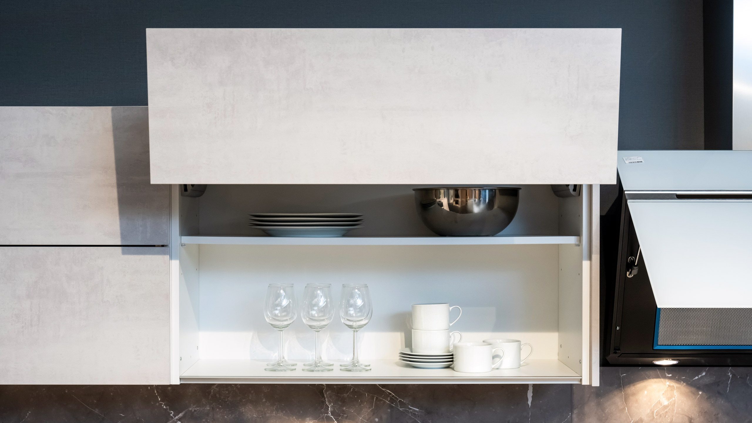 Grifflose, minimalistische Inselküche "Base" von Express