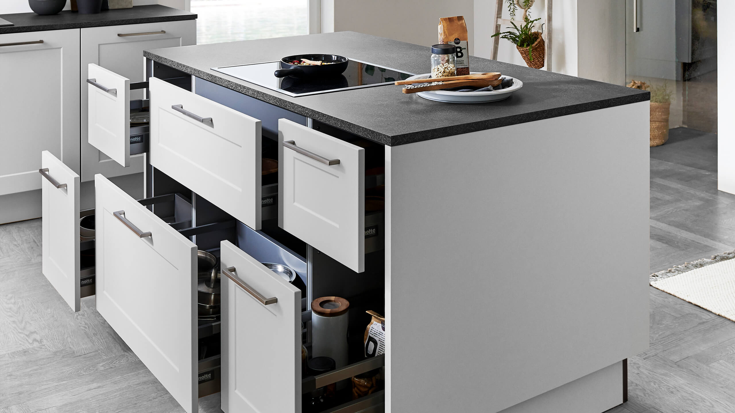 Moderne Landhausküche "Frame Lack" mit Insel von Nolte