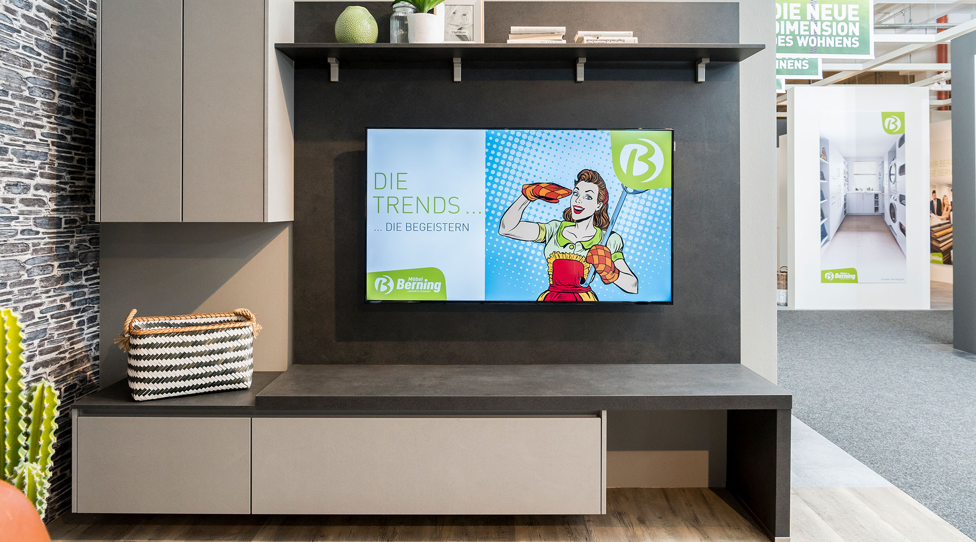 Platzbietende U-Küche mit passenden Wohnmöbeln "Cemento" von Nobilia