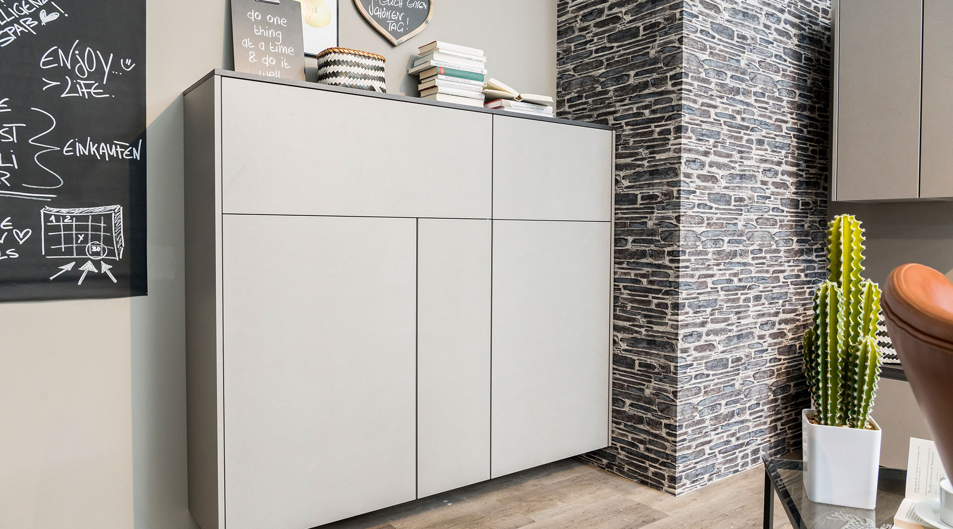 Platzbietende U-Küche mit passenden Wohnmöbeln "Cemento" von Nobilia