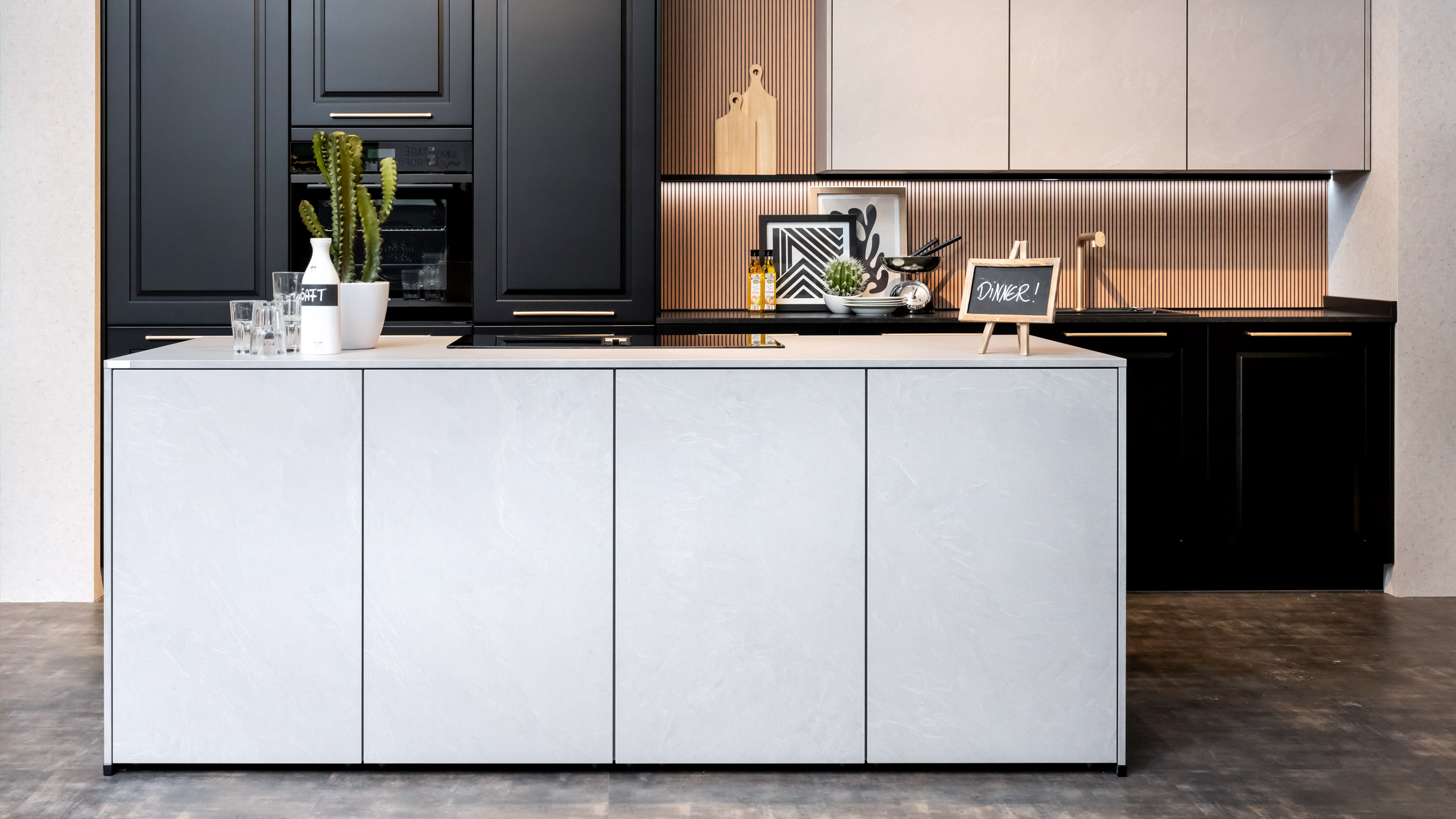 Moderne Inselküche im Stilmix "Sylt und StoneArt" von Culineo