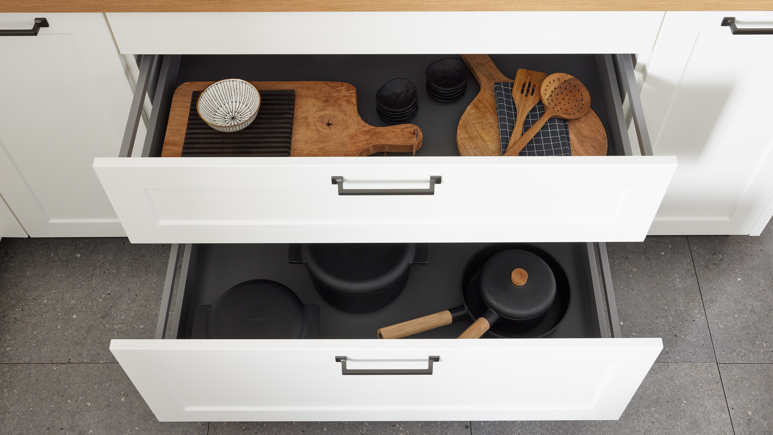 Landhausküche "Vivien" in T-Form von Wert Küche