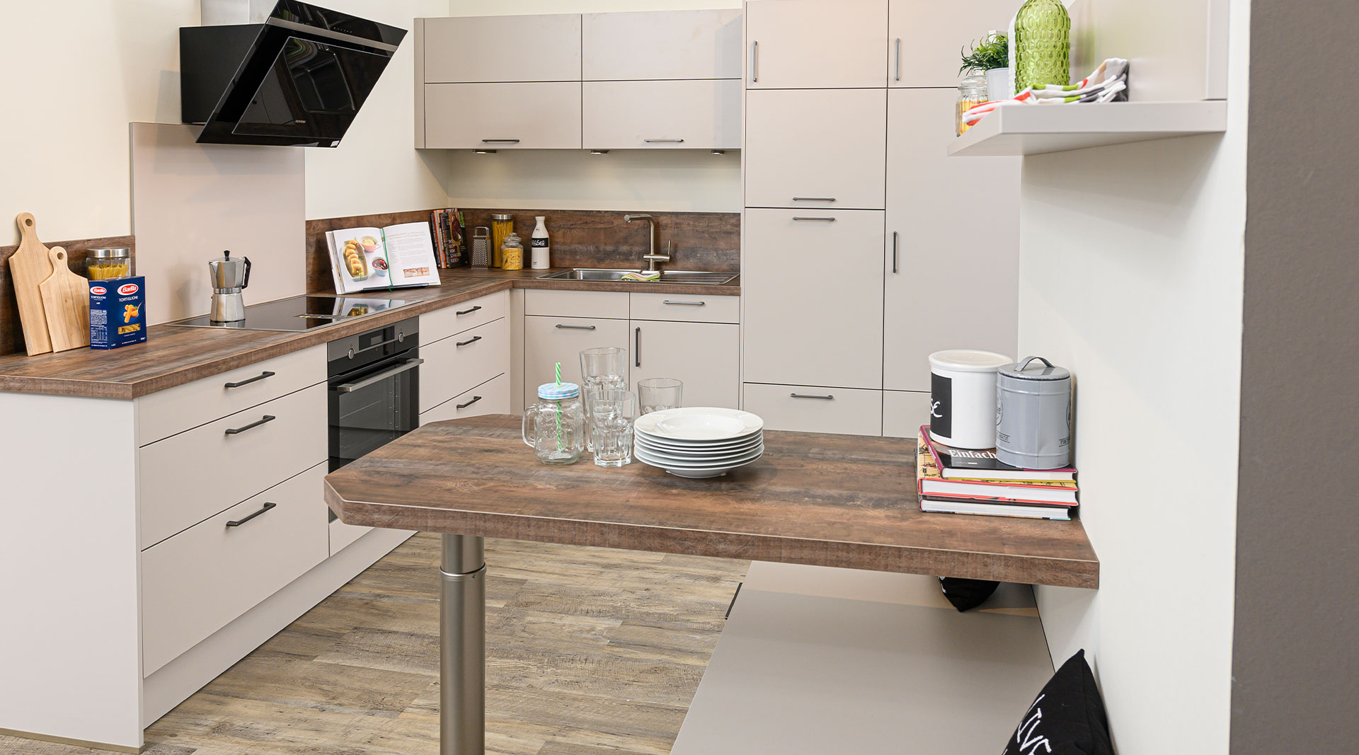 Moderne, Funktionelle L-Küche mit Sitzgelegenheit "Nora" von Wert Küche 